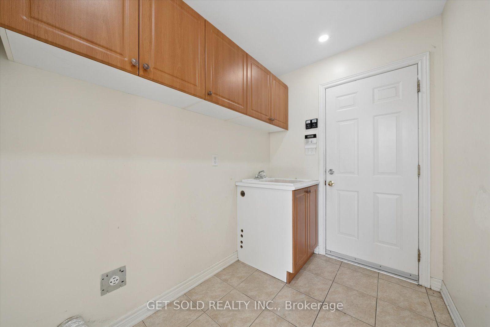 Photo 22 of 135 Earlsbridge Boulevard, Brampton, Fletcher's Meadow — HOMEH