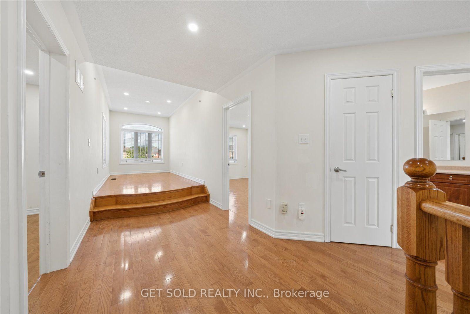 Photo 24 of 135 Earlsbridge Boulevard, Brampton, Fletcher's Meadow — HOMEH
