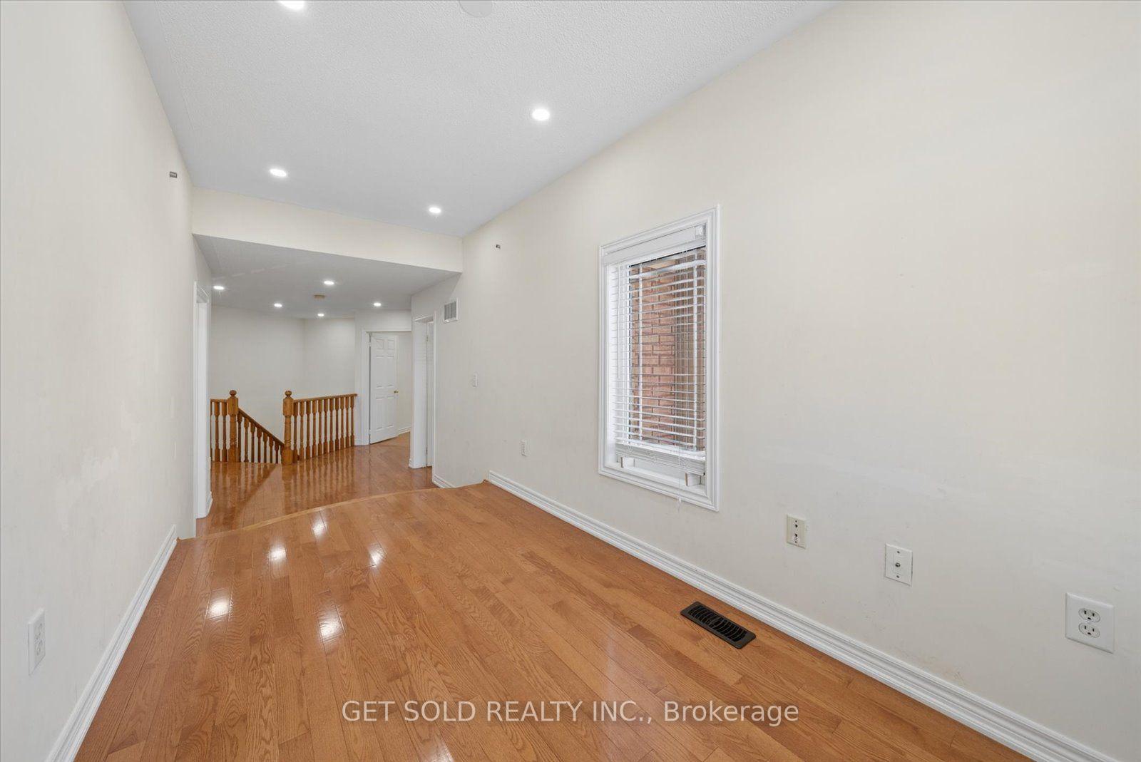 Photo 25 of 135 Earlsbridge Boulevard, Brampton, Fletcher's Meadow — HOMEH
