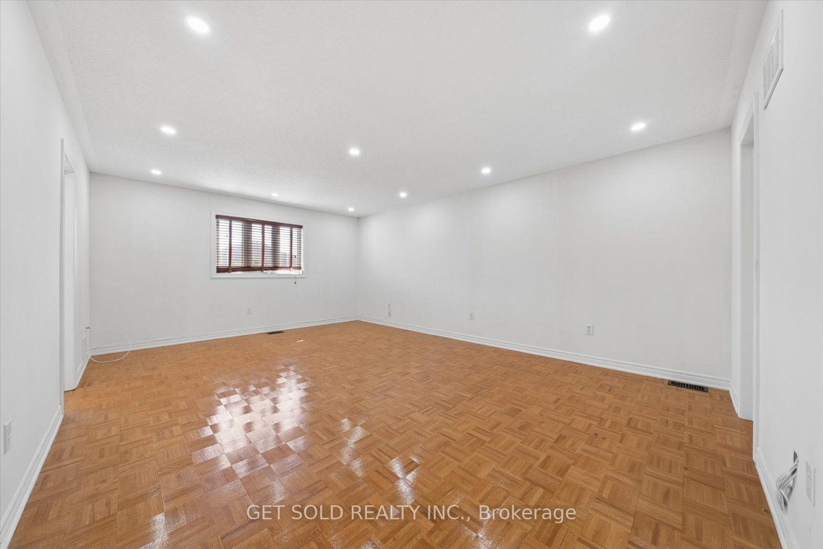Photo 27 of 135 Earlsbridge Boulevard, Brampton, Fletcher's Meadow — HOMEH