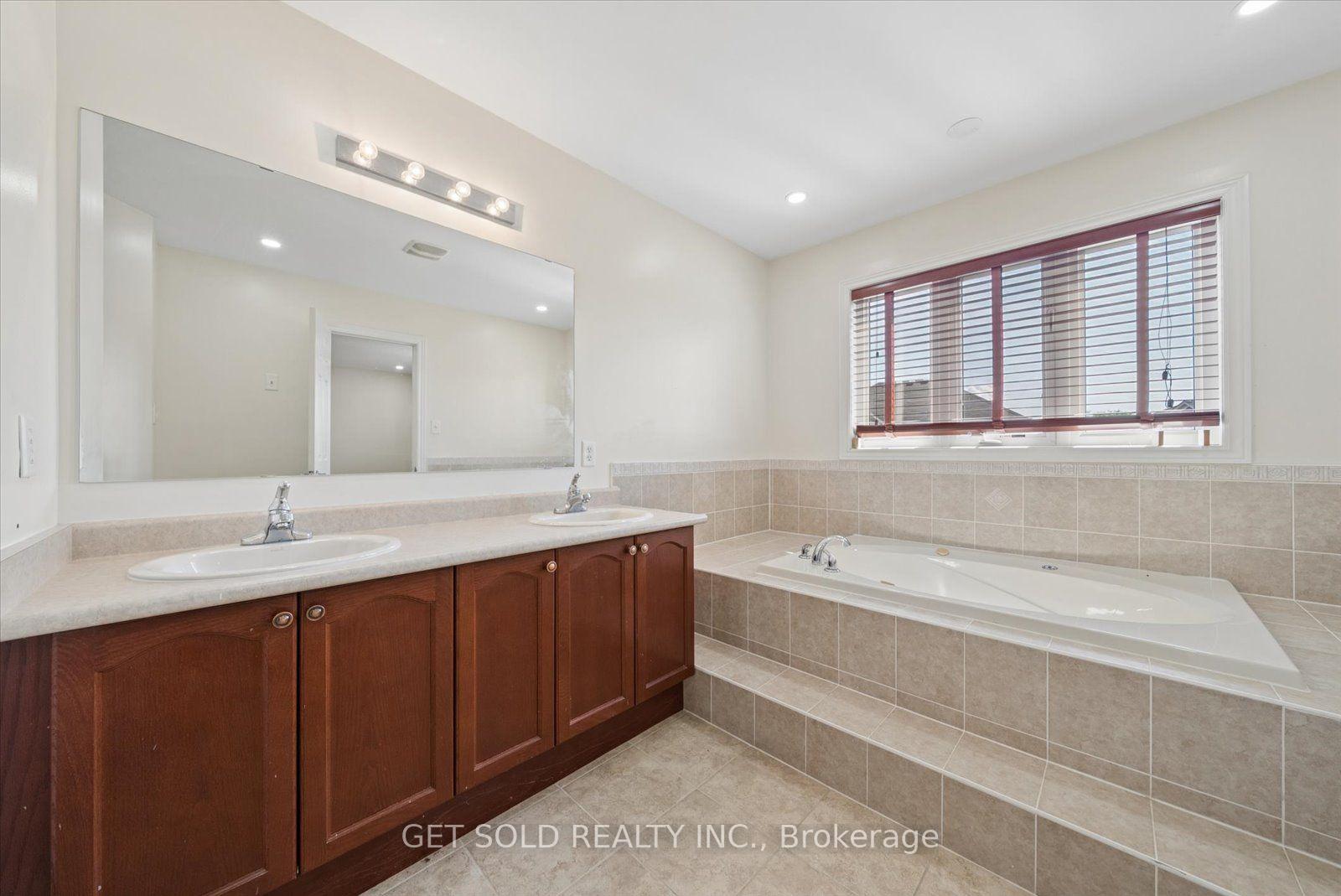 Photo 28 of 135 Earlsbridge Boulevard, Brampton, Fletcher's Meadow — HOMEH