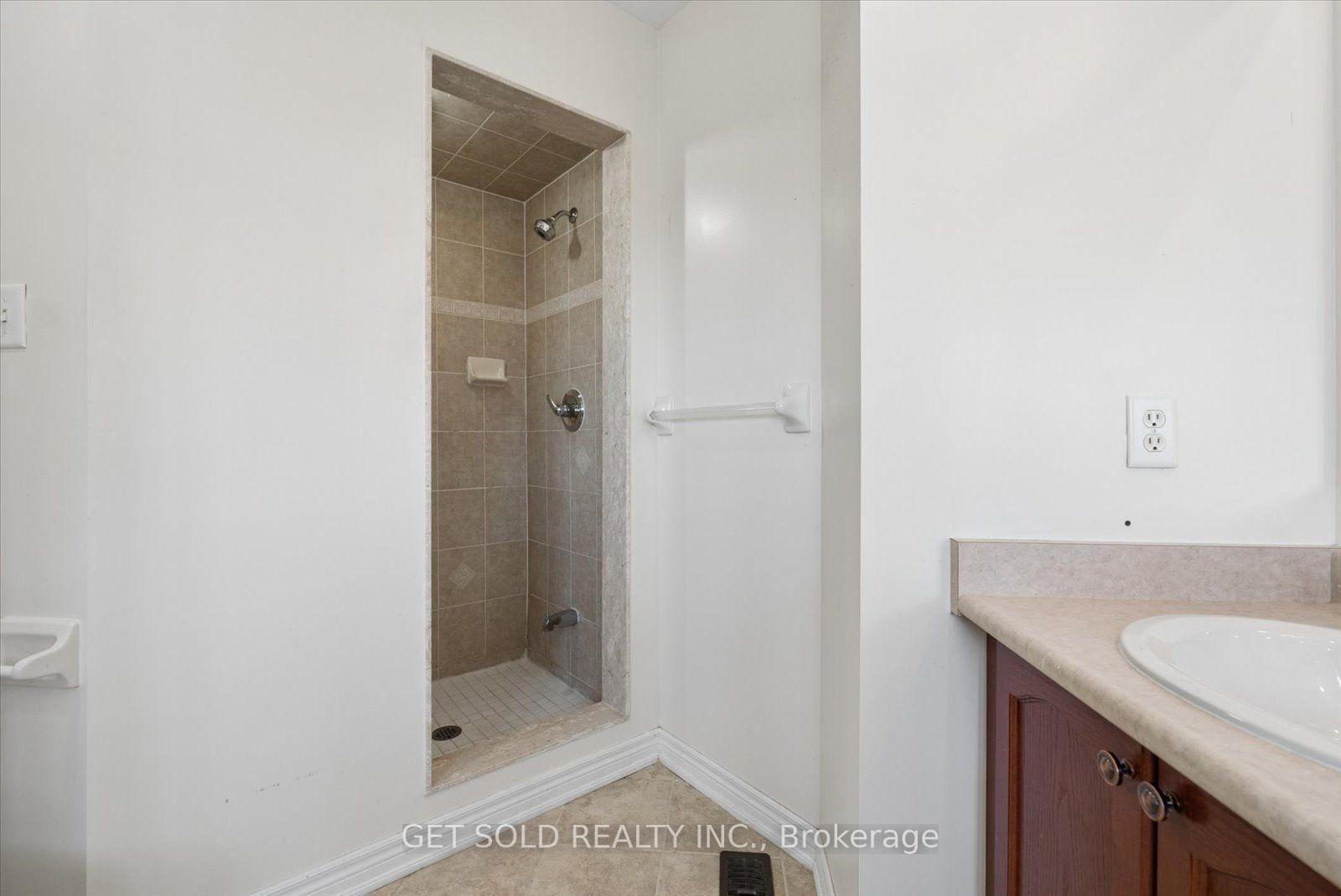 Photo 29 of 135 Earlsbridge Boulevard, Brampton, Fletcher's Meadow — HOMEH