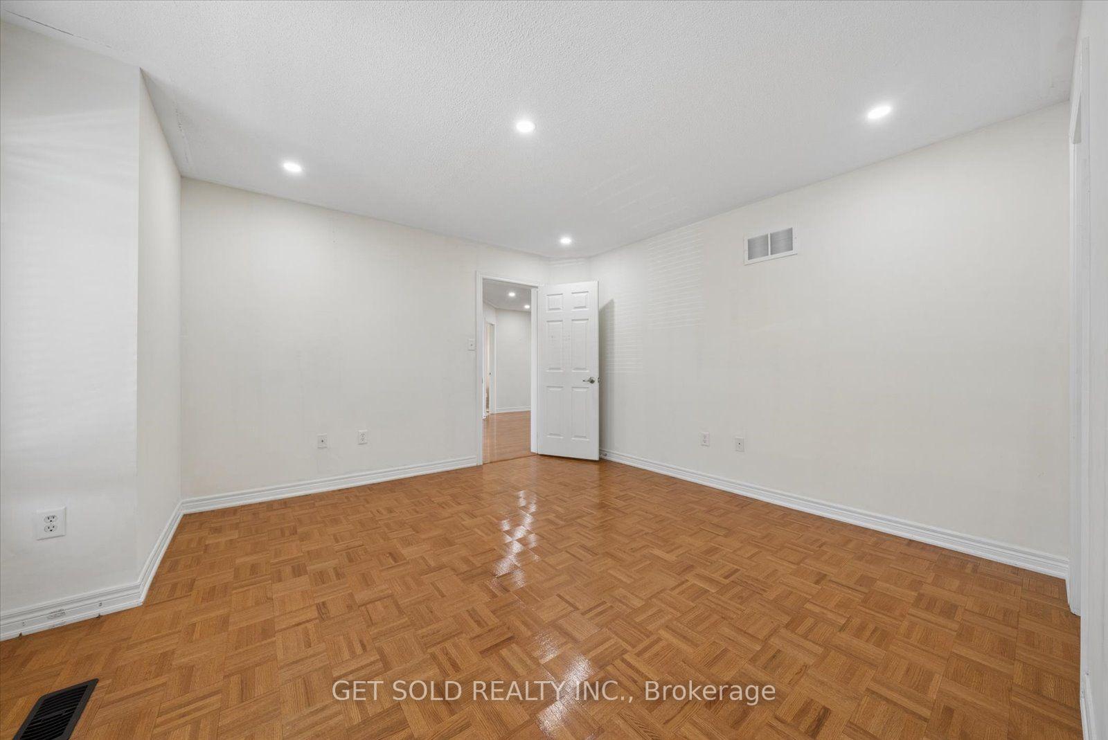 Photo 31 of 135 Earlsbridge Boulevard, Brampton, Fletcher's Meadow — HOMEH