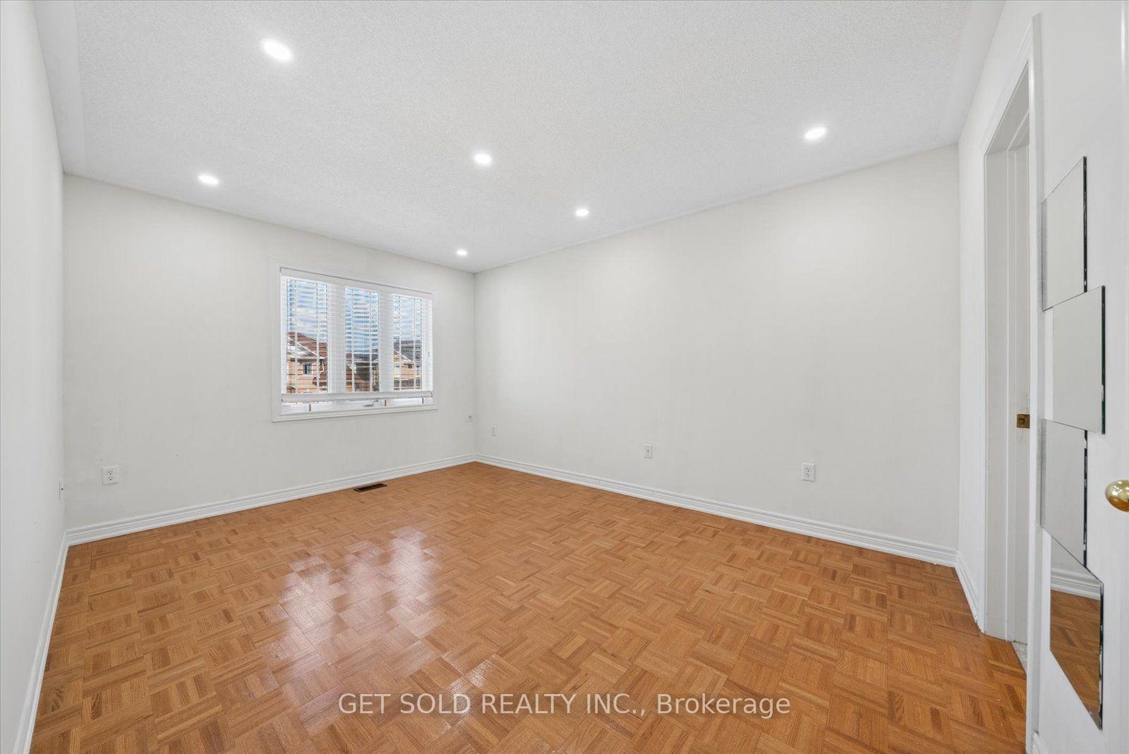 Photo 33 of 135 Earlsbridge Boulevard, Brampton, Fletcher's Meadow — HOMEH