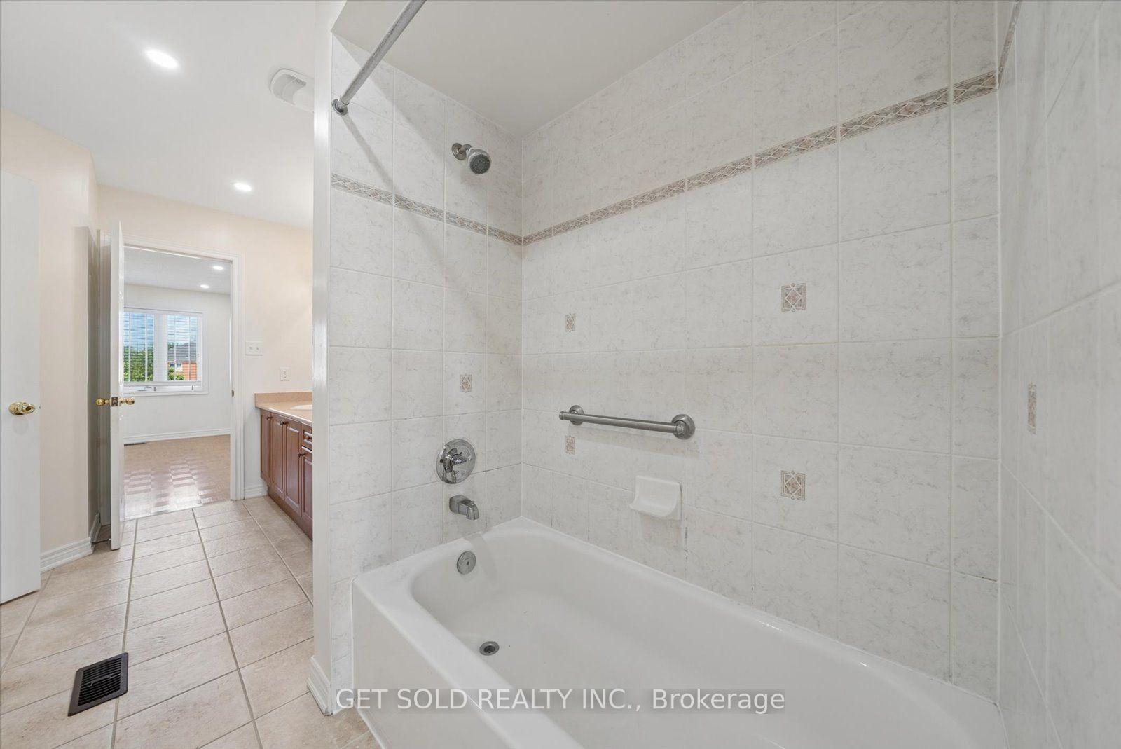 Photo 36 of 135 Earlsbridge Boulevard, Brampton, Fletcher's Meadow — HOMEH