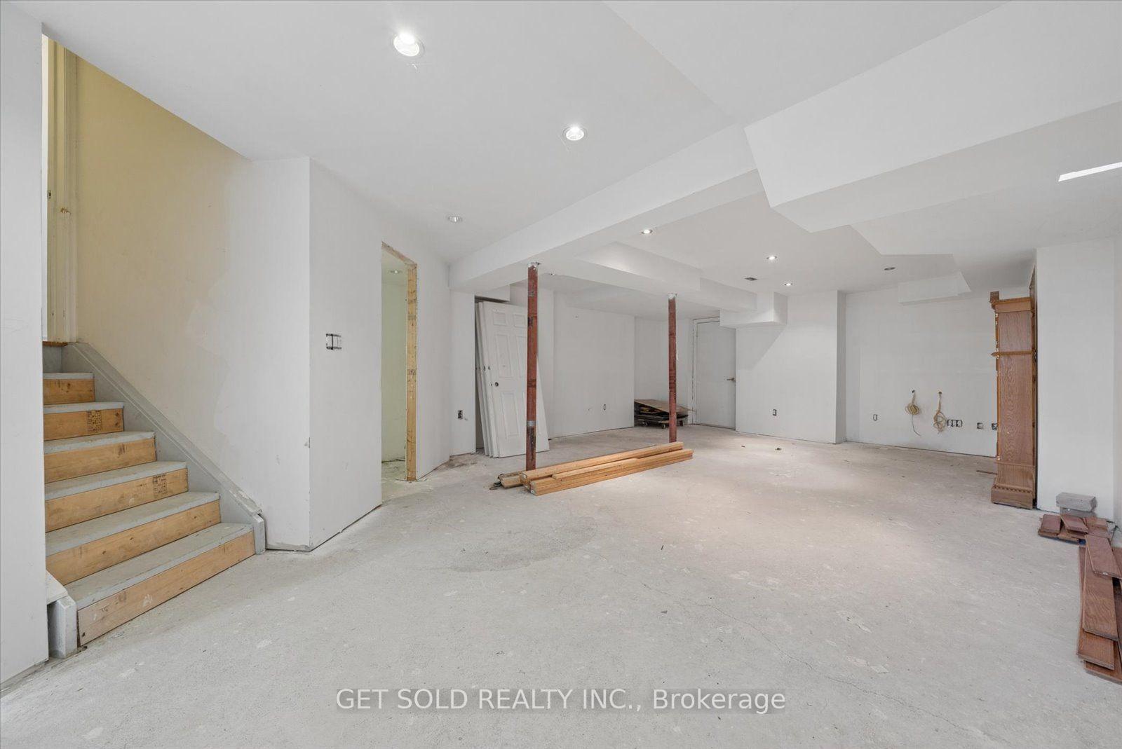 Photo 39 of 135 Earlsbridge Boulevard, Brampton, Fletcher's Meadow — HOMEH