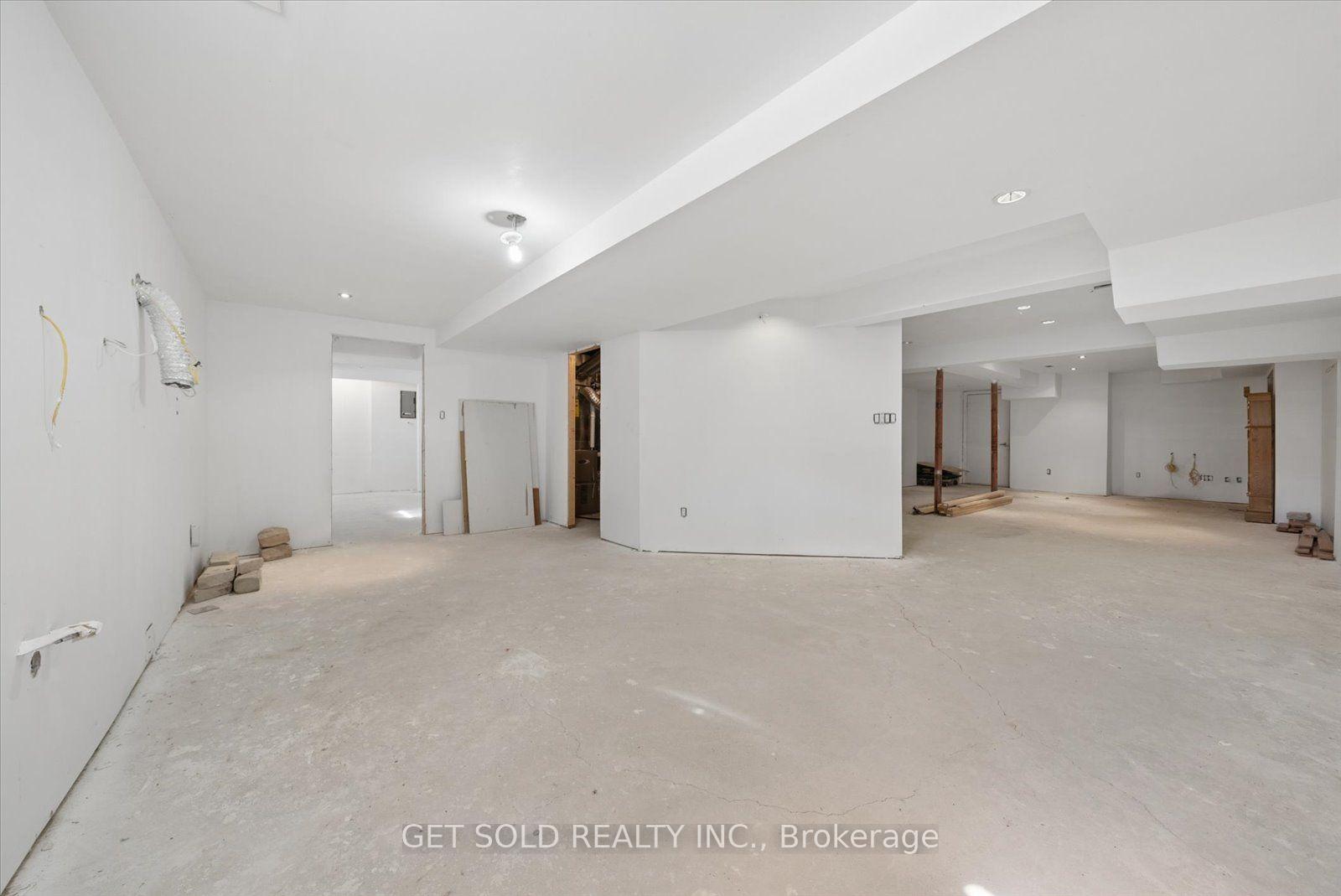 Photo 41 of 135 Earlsbridge Boulevard, Brampton, Fletcher's Meadow — HOMEH