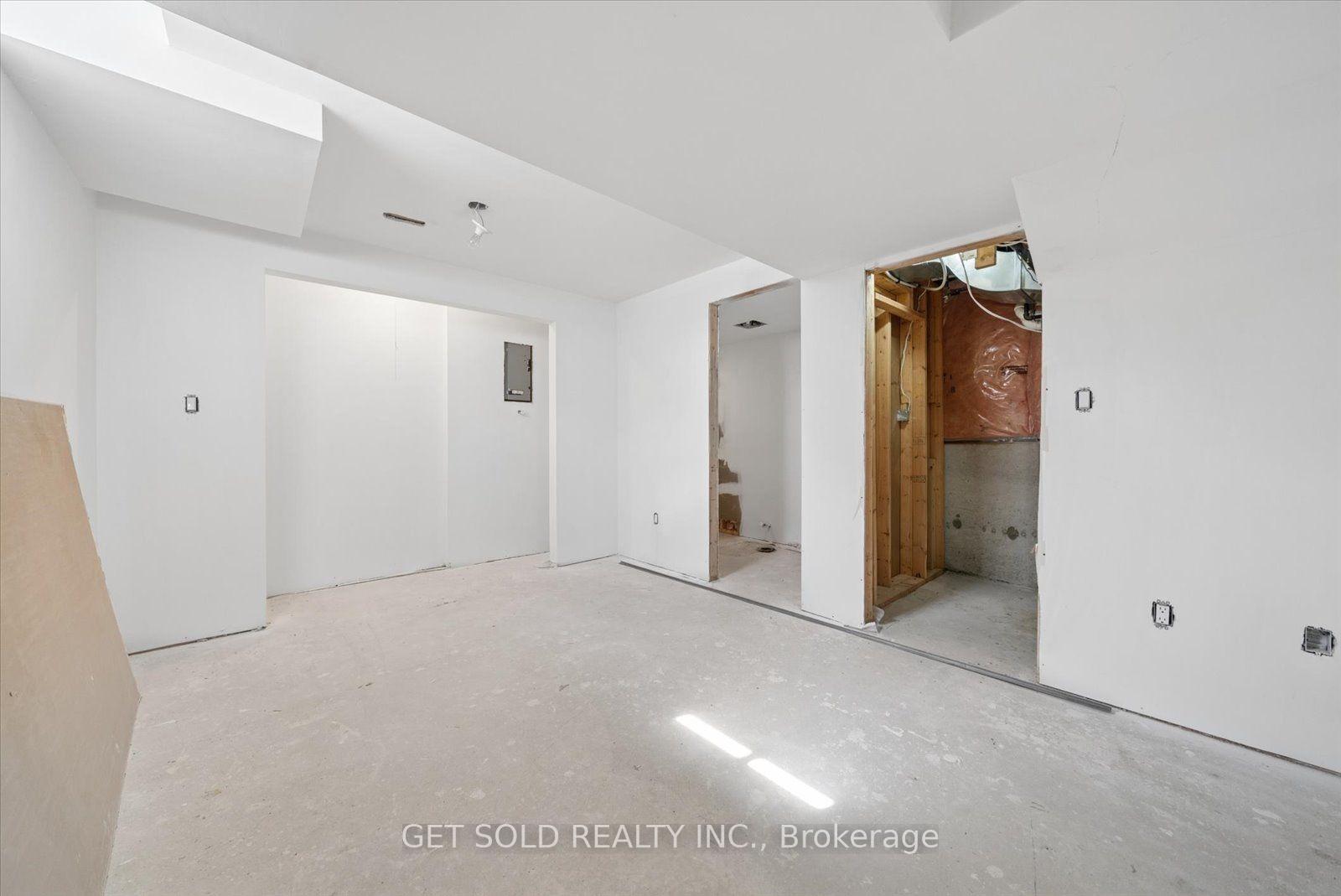 Photo 42 of 135 Earlsbridge Boulevard, Brampton, Fletcher's Meadow — HOMEH
