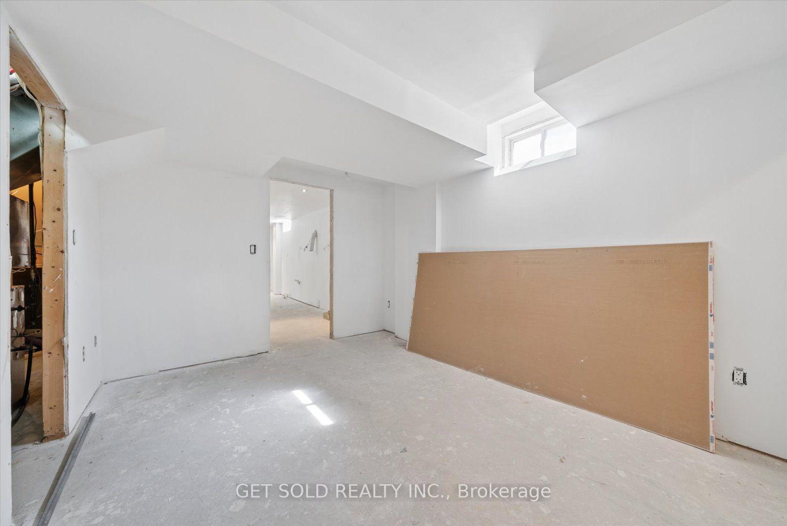 Photo 43 of 135 Earlsbridge Boulevard, Brampton, Fletcher's Meadow — HOMEH
