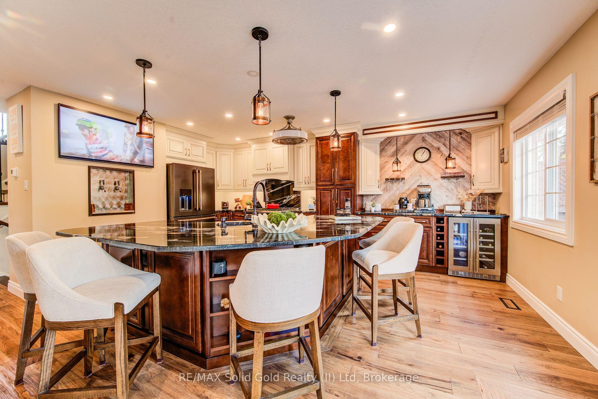 Photo 9 of 110 Glencliffe Court, Kitchener, Grand River North — HOMEH