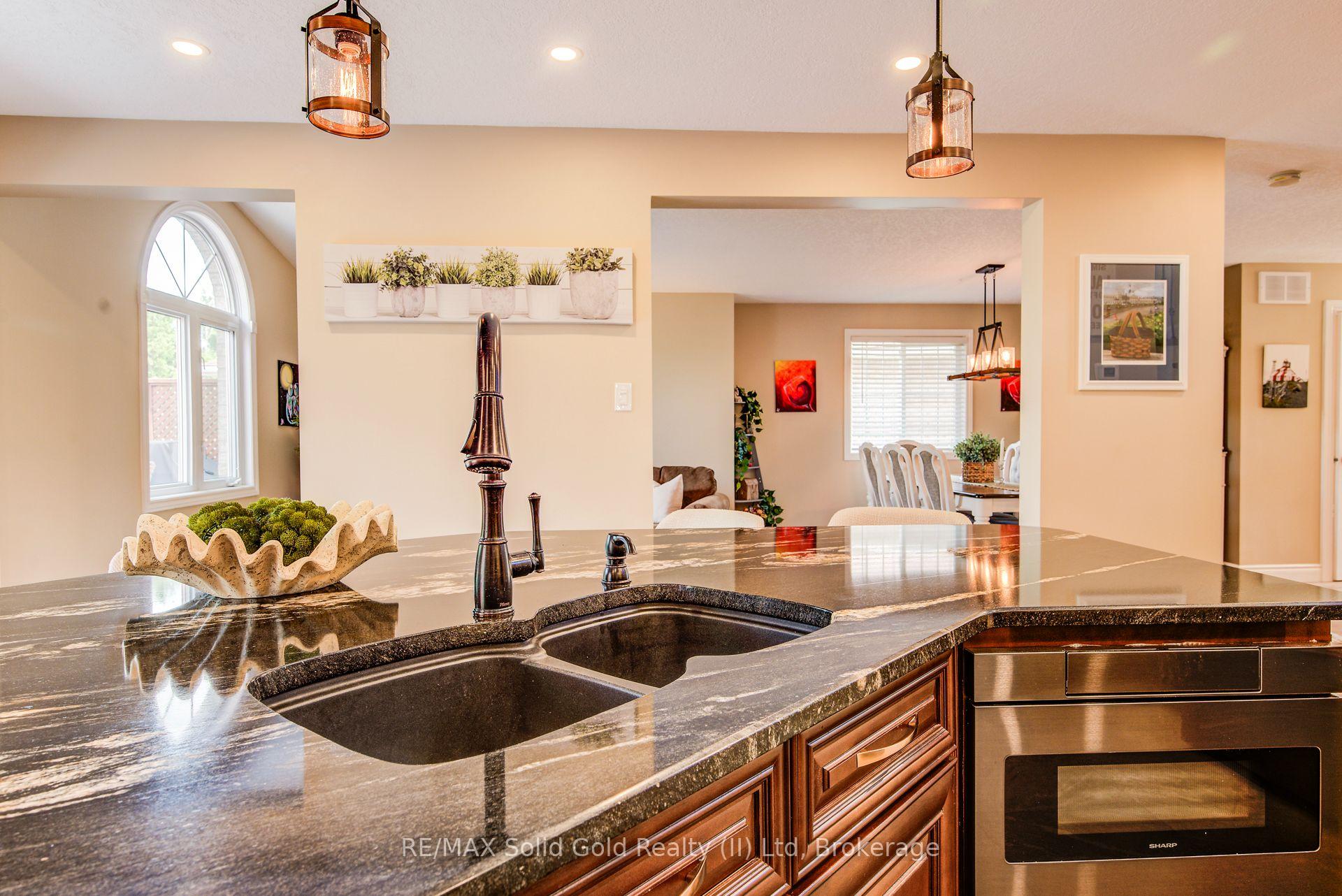 Photo 10 of 110 Glencliffe Court, Kitchener, Grand River North — HOMEH