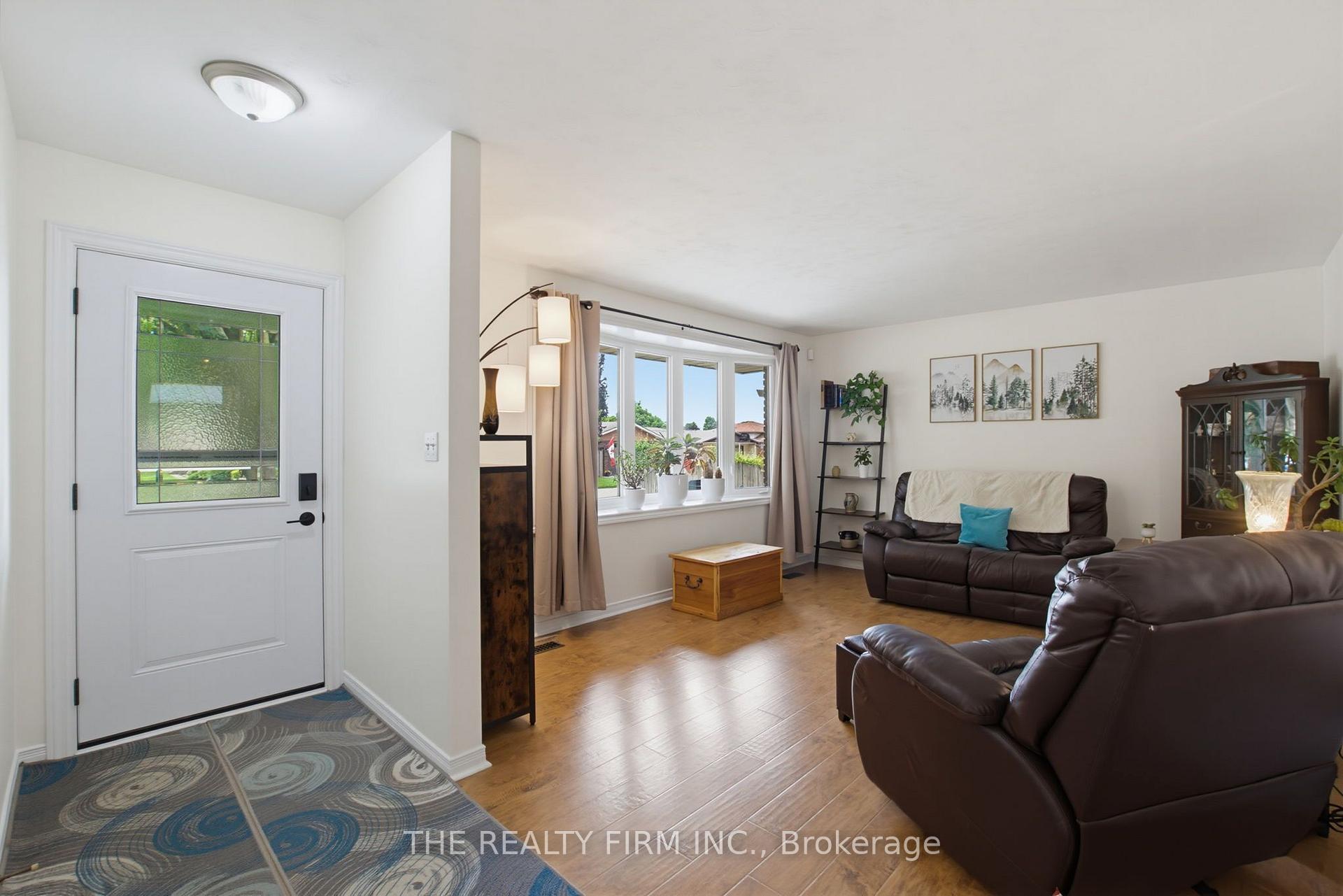 Photo 3 of 493 Maple Street, Strathroy-Caradoc, NW — HOMEH