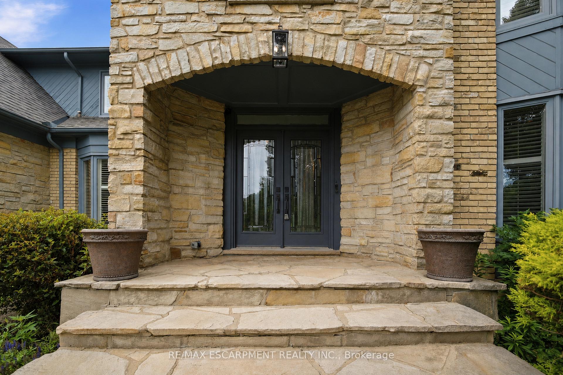Photo 3 of 81 Flanders Drive, Hamilton, Waterdown — HOMEH