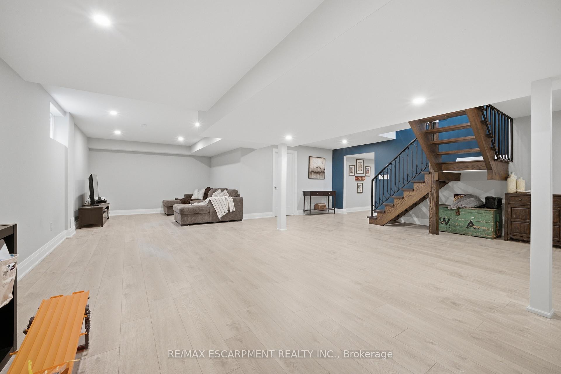 Photo 34 of 81 Flanders Drive, Hamilton, Waterdown — HOMEH