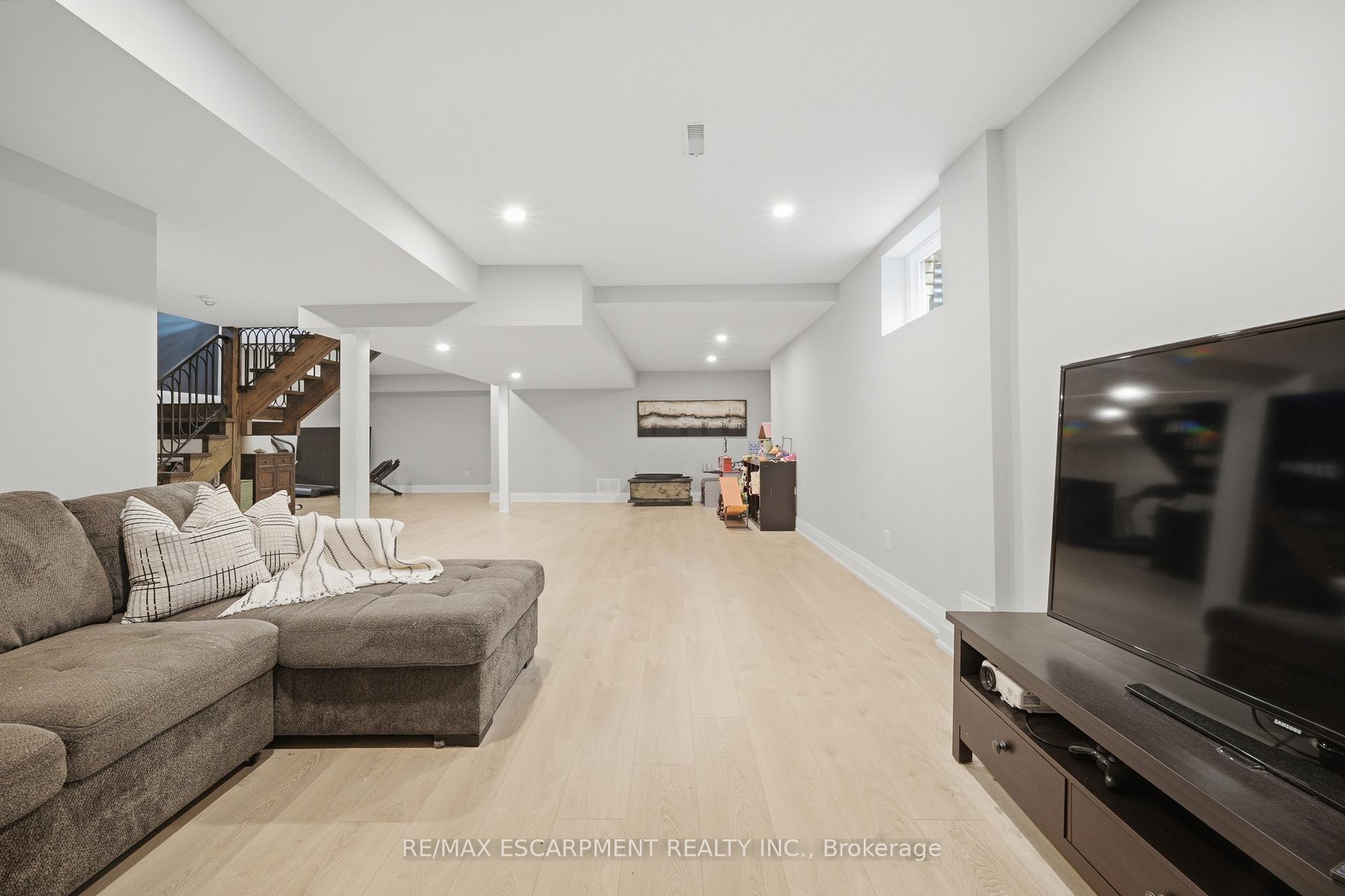 Photo 35 of 81 Flanders Drive, Hamilton, Waterdown — HOMEH