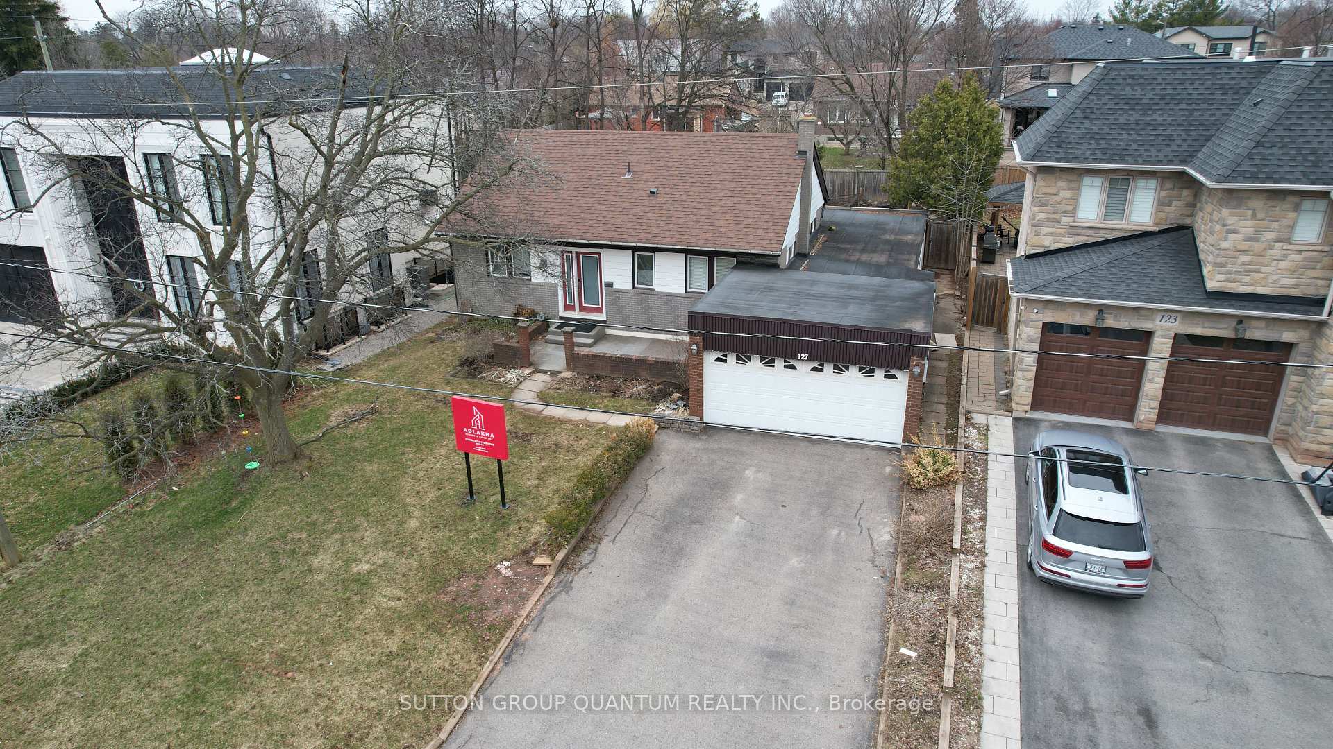 Photo 4 of 127 Mayfield Drive N, Oakville, College Park — HOMEH