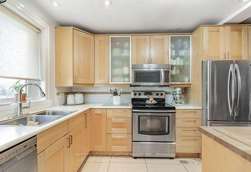 Photo 13 of 127 Mayfield Drive N, Oakville, College Park — HOMEH