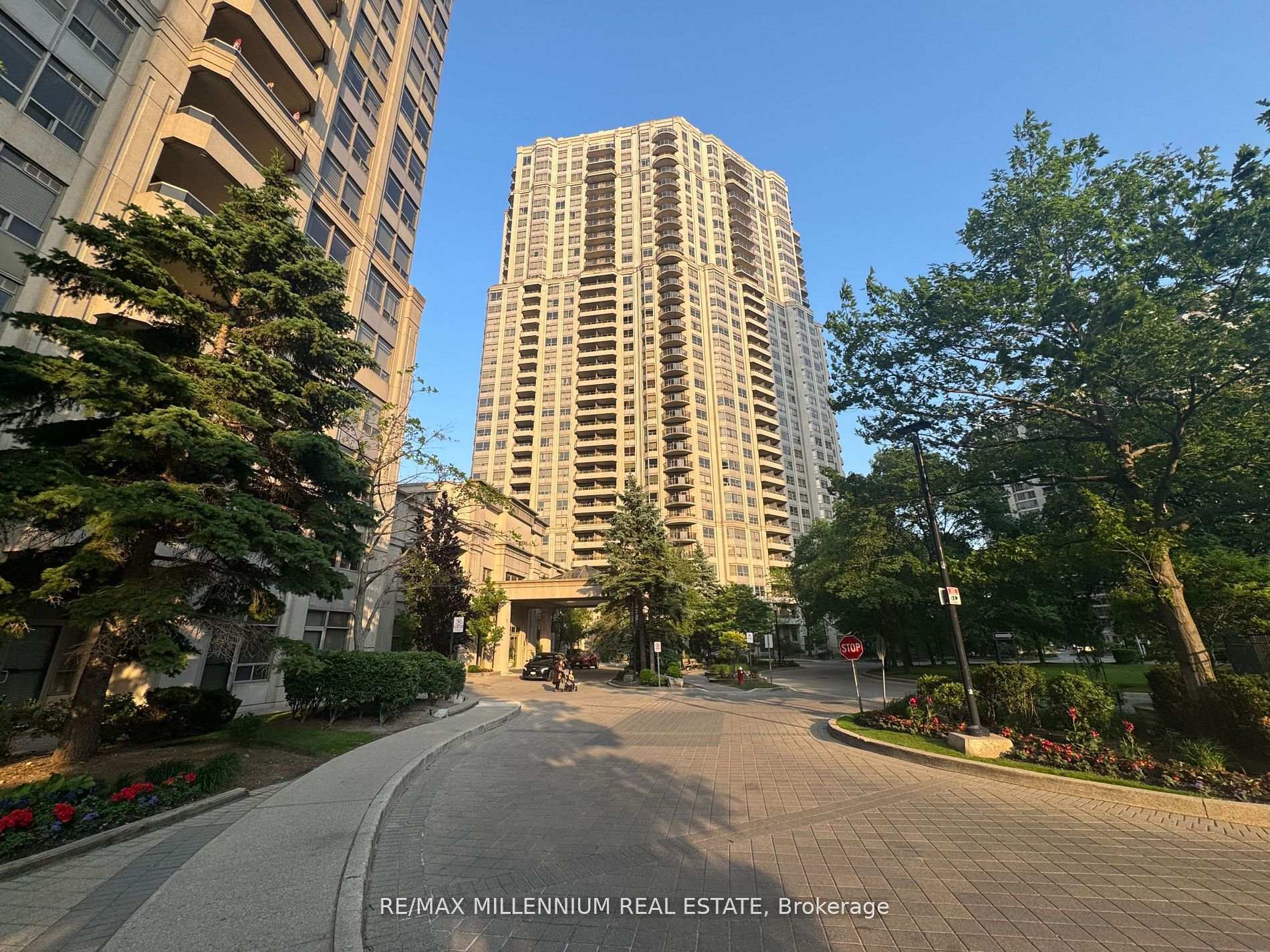 Front of Unit 423, 25 Kingsbridge Garden Circle