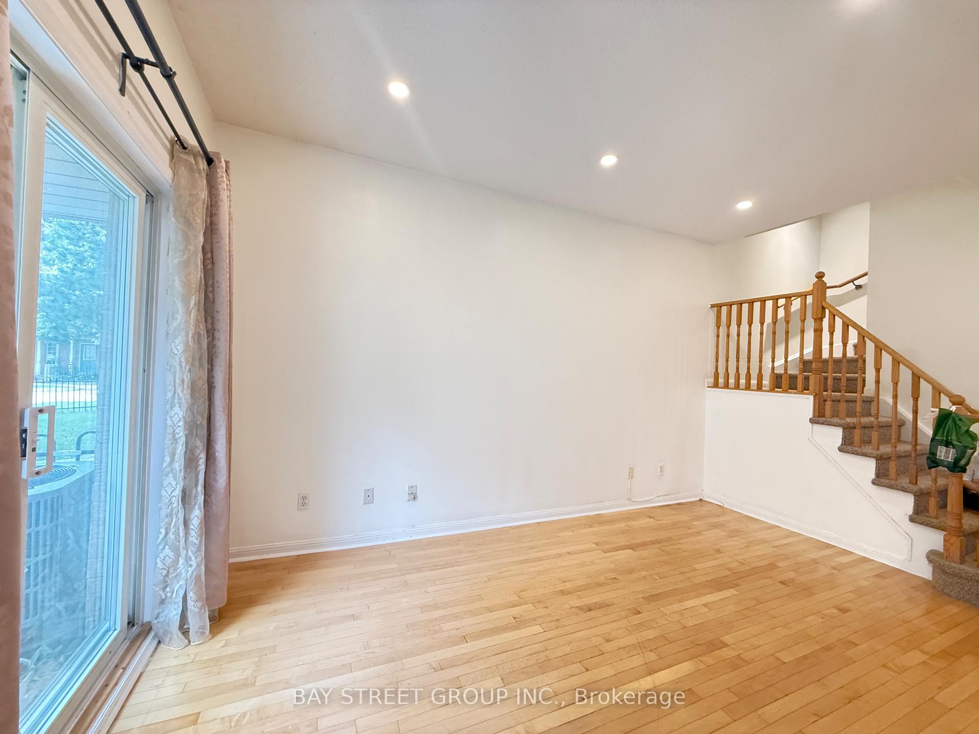 Photo 4 of Unit 16, 20 St Moritz Way, Markham, Unionville — HOMEH