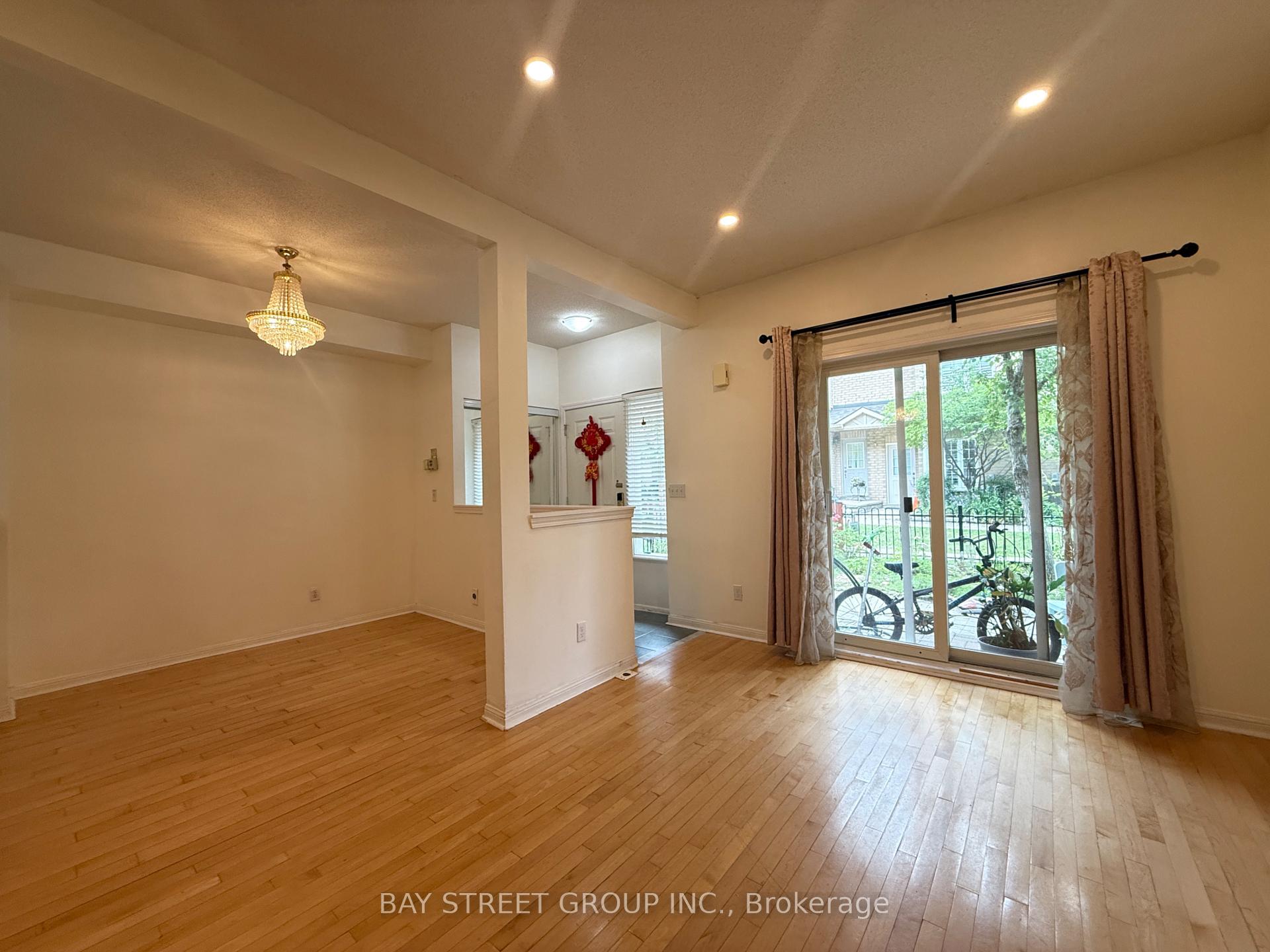Photo 6 of Unit 16, 20 St Moritz Way, Markham, Unionville — HOMEH