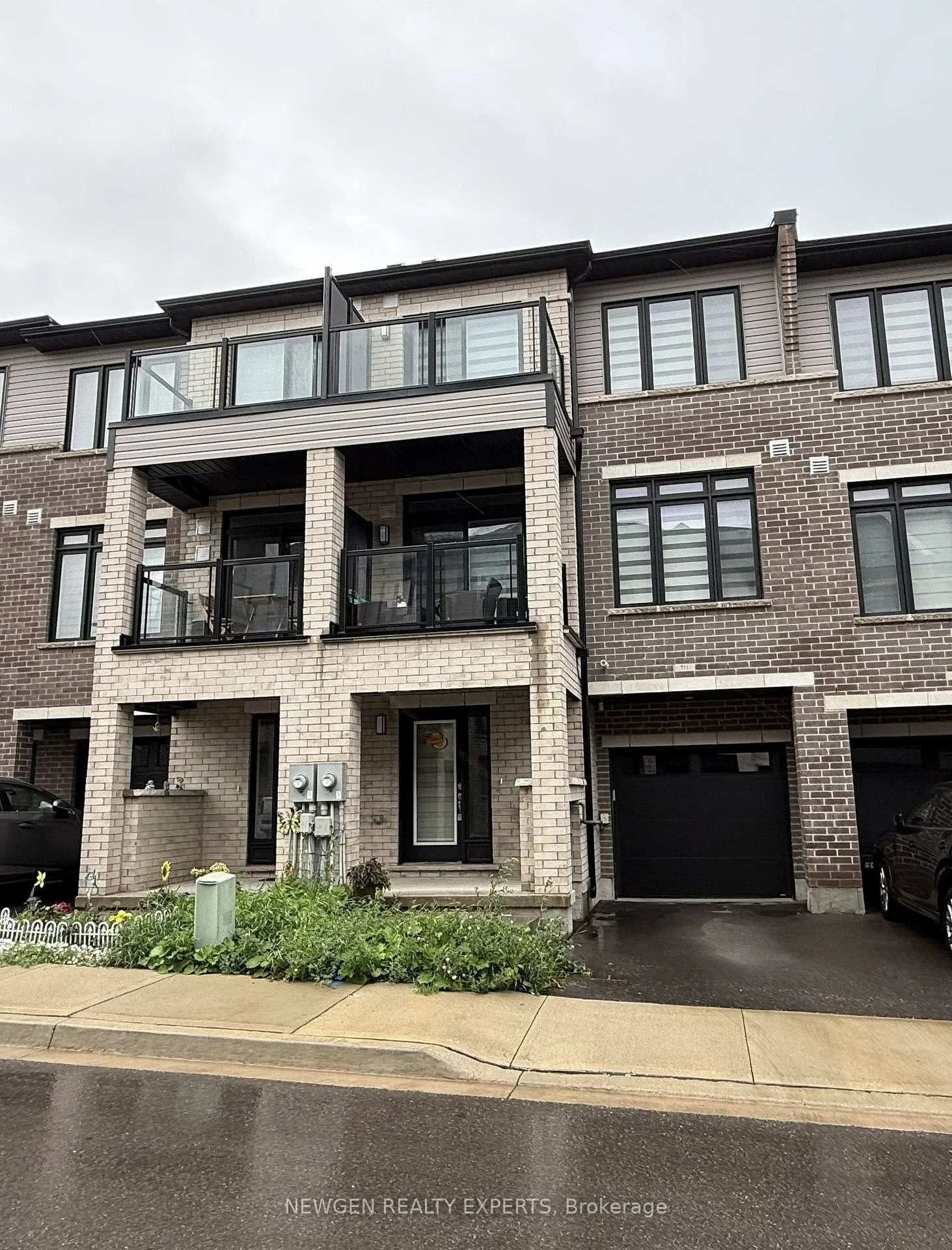 Front of Unit 711, 585 Colborne Street E