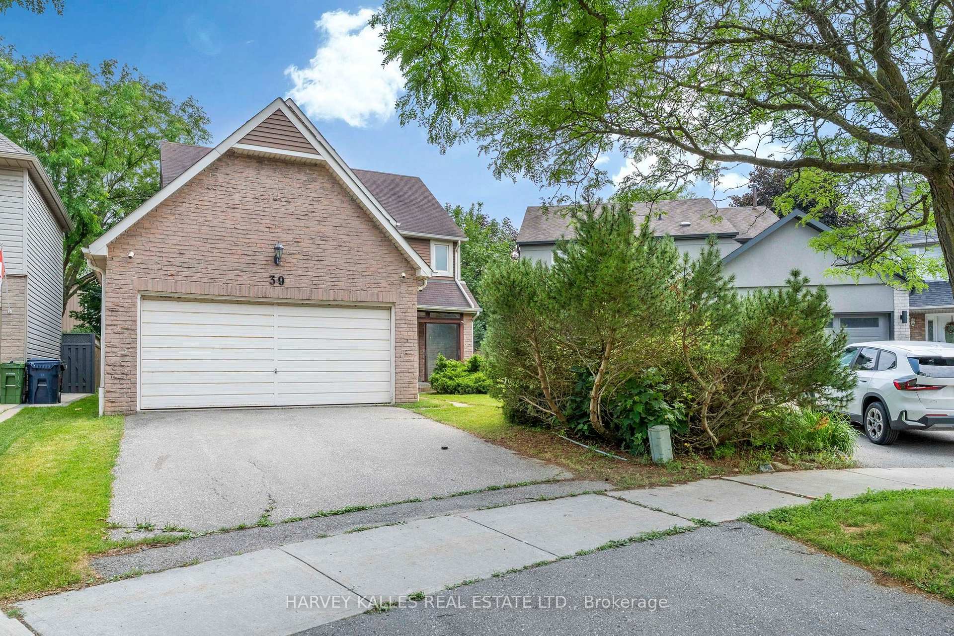 Photo 3 of 39 Newington Crescent, Etobicoke, Eringate-Centennial-West Deane — HOMEH