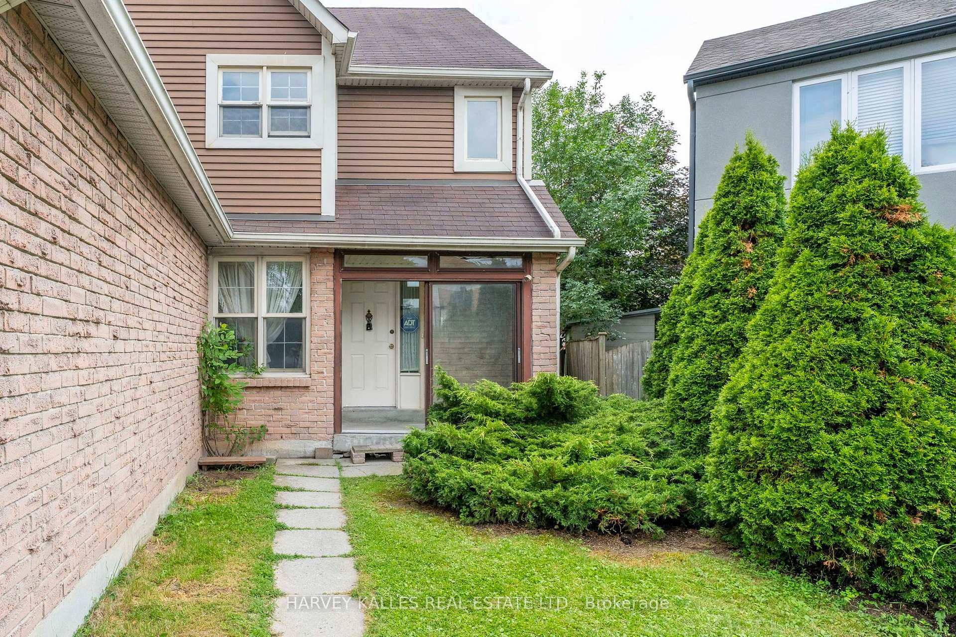Photo 4 of 39 Newington Crescent, Etobicoke, Eringate-Centennial-West Deane — HOMEH