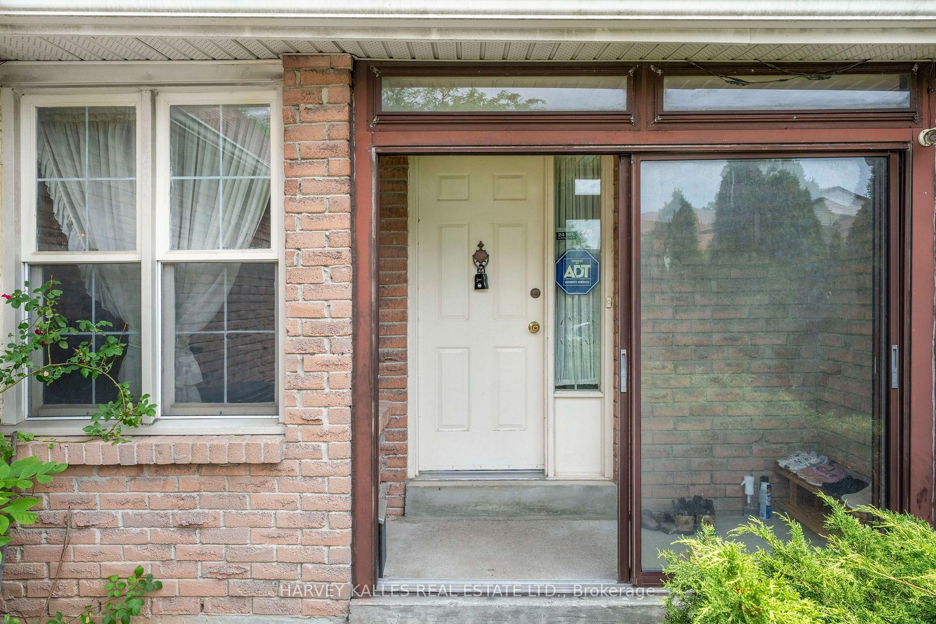 Photo 5 of 39 Newington Crescent, Etobicoke, Eringate-Centennial-West Deane — HOMEH
