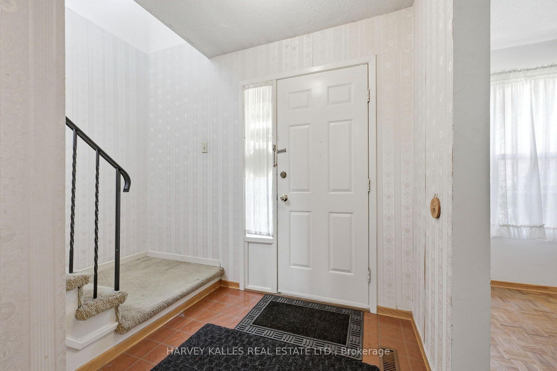 Photo 6 of 39 Newington Crescent, Etobicoke, Eringate-Centennial-West Deane — HOMEH