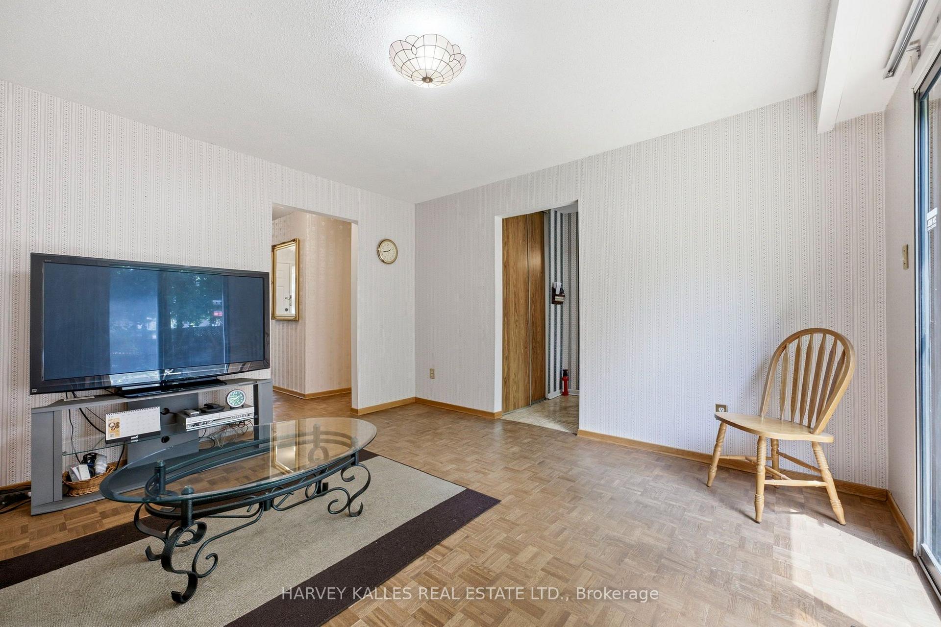 Photo 10 of 39 Newington Crescent, Etobicoke, Eringate-Centennial-West Deane — HOMEH