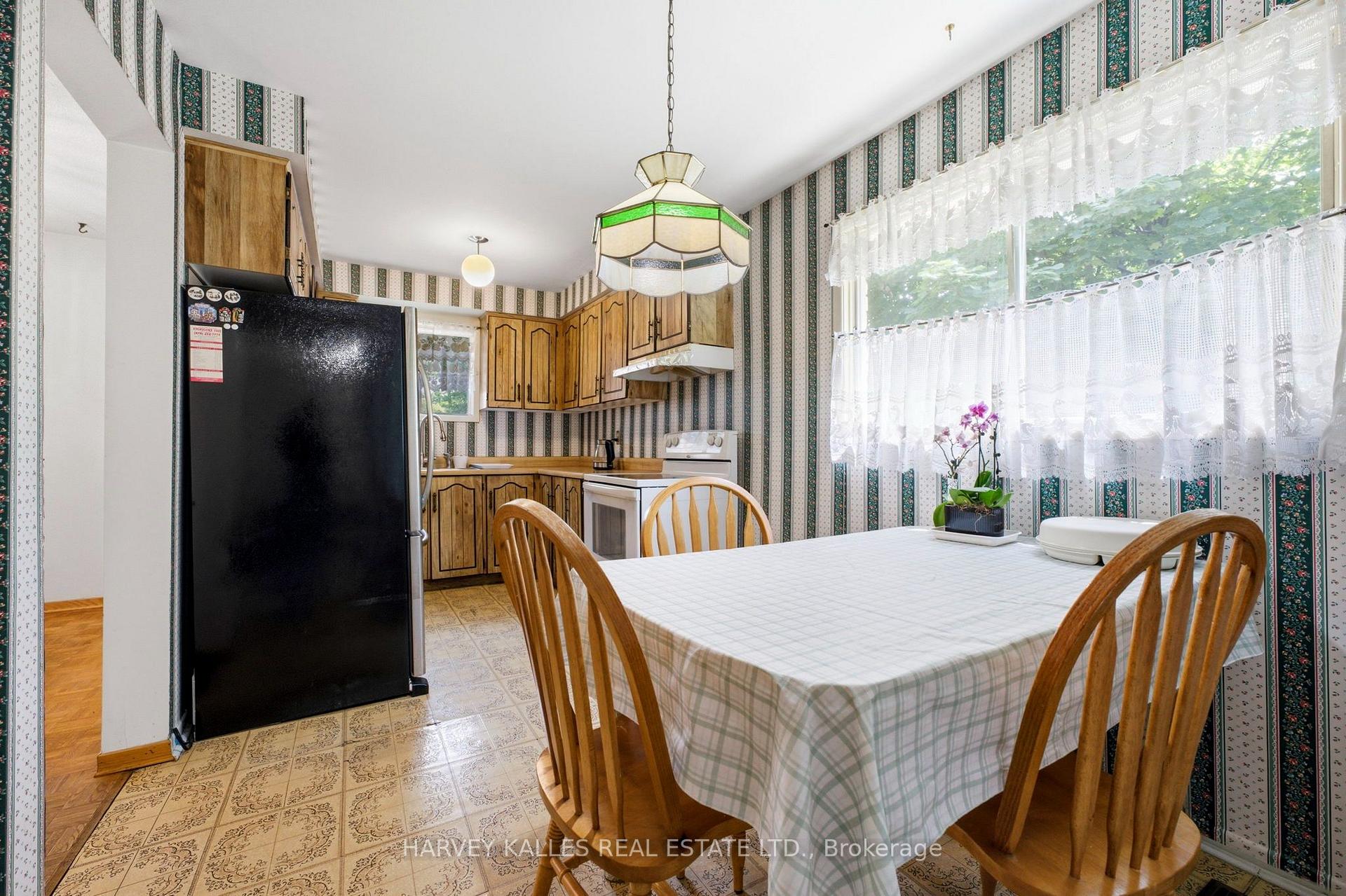 Photo 11 of 39 Newington Crescent, Etobicoke, Eringate-Centennial-West Deane — HOMEH