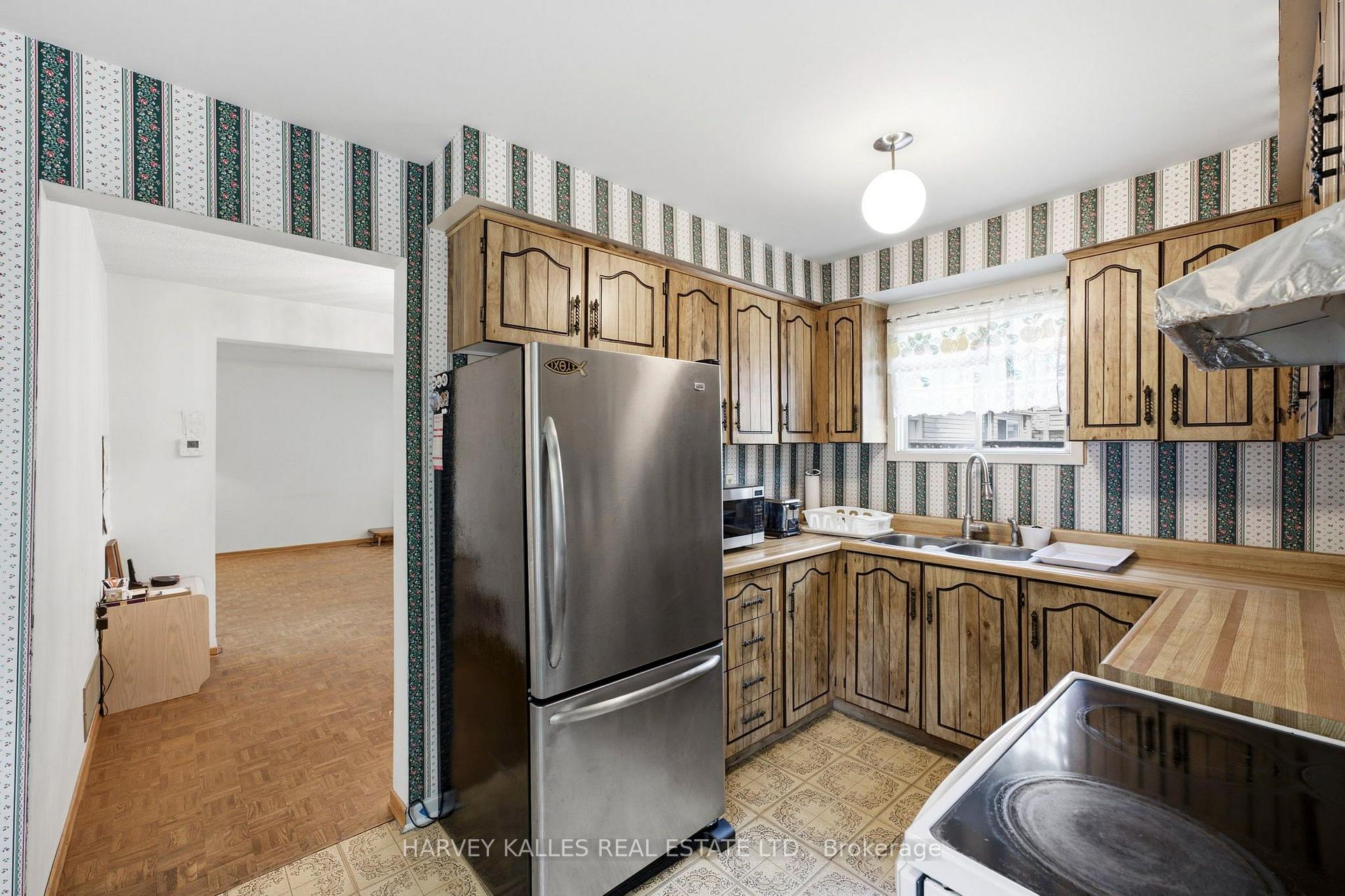 Photo 12 of 39 Newington Crescent, Etobicoke, Eringate-Centennial-West Deane — HOMEH