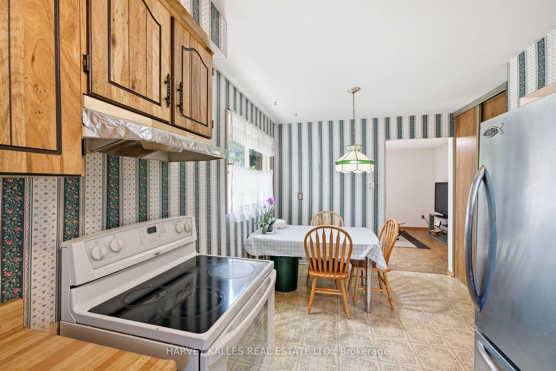 Photo 13 of 39 Newington Crescent, Etobicoke, Eringate-Centennial-West Deane — HOMEH