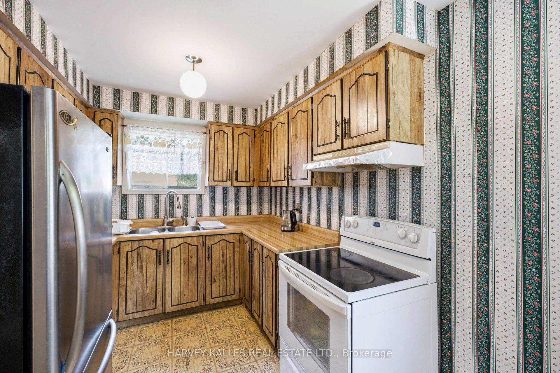 Photo 14 of 39 Newington Crescent, Etobicoke, Eringate-Centennial-West Deane — HOMEH