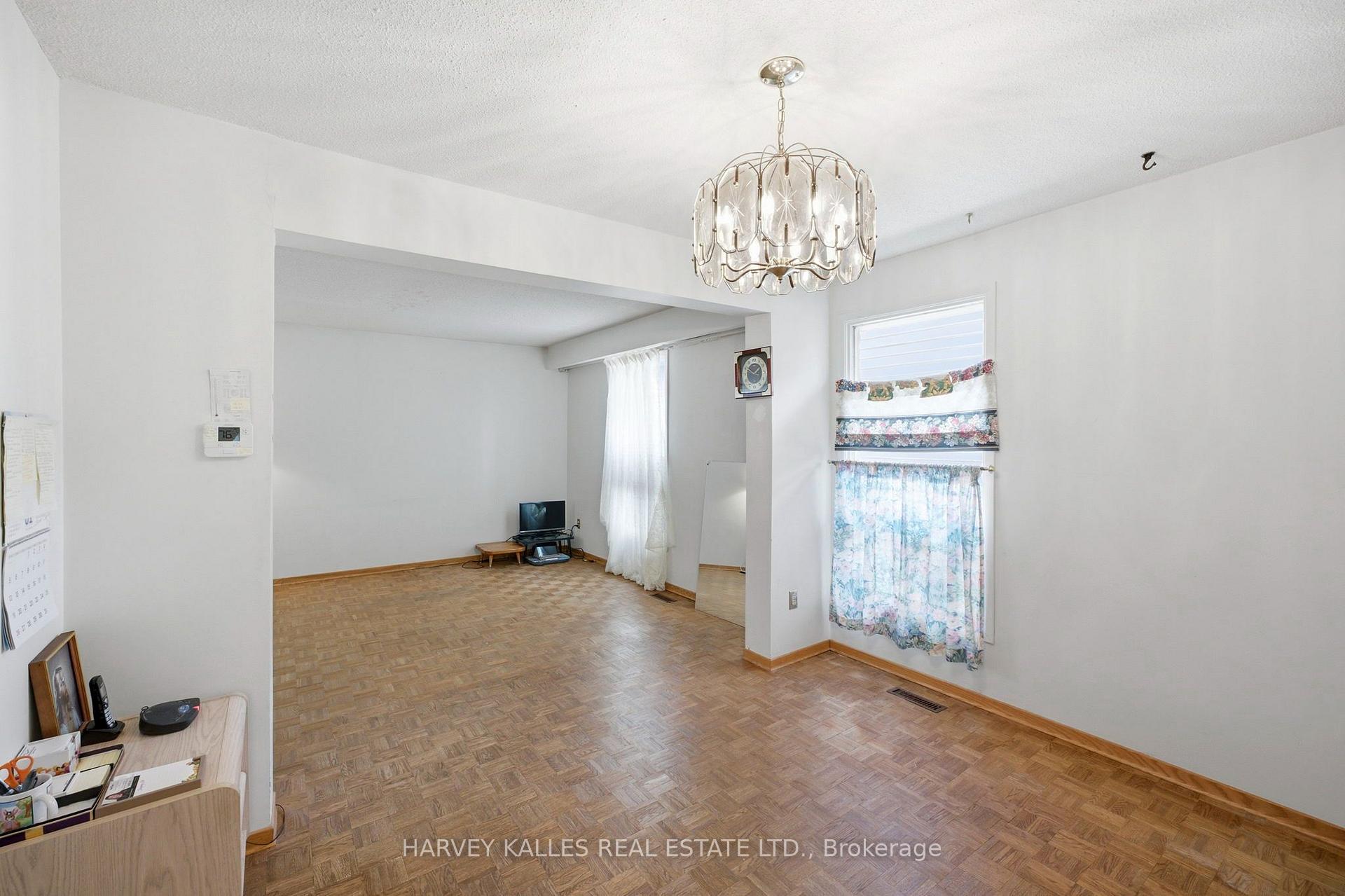 Photo 15 of 39 Newington Crescent, Etobicoke, Eringate-Centennial-West Deane — HOMEH