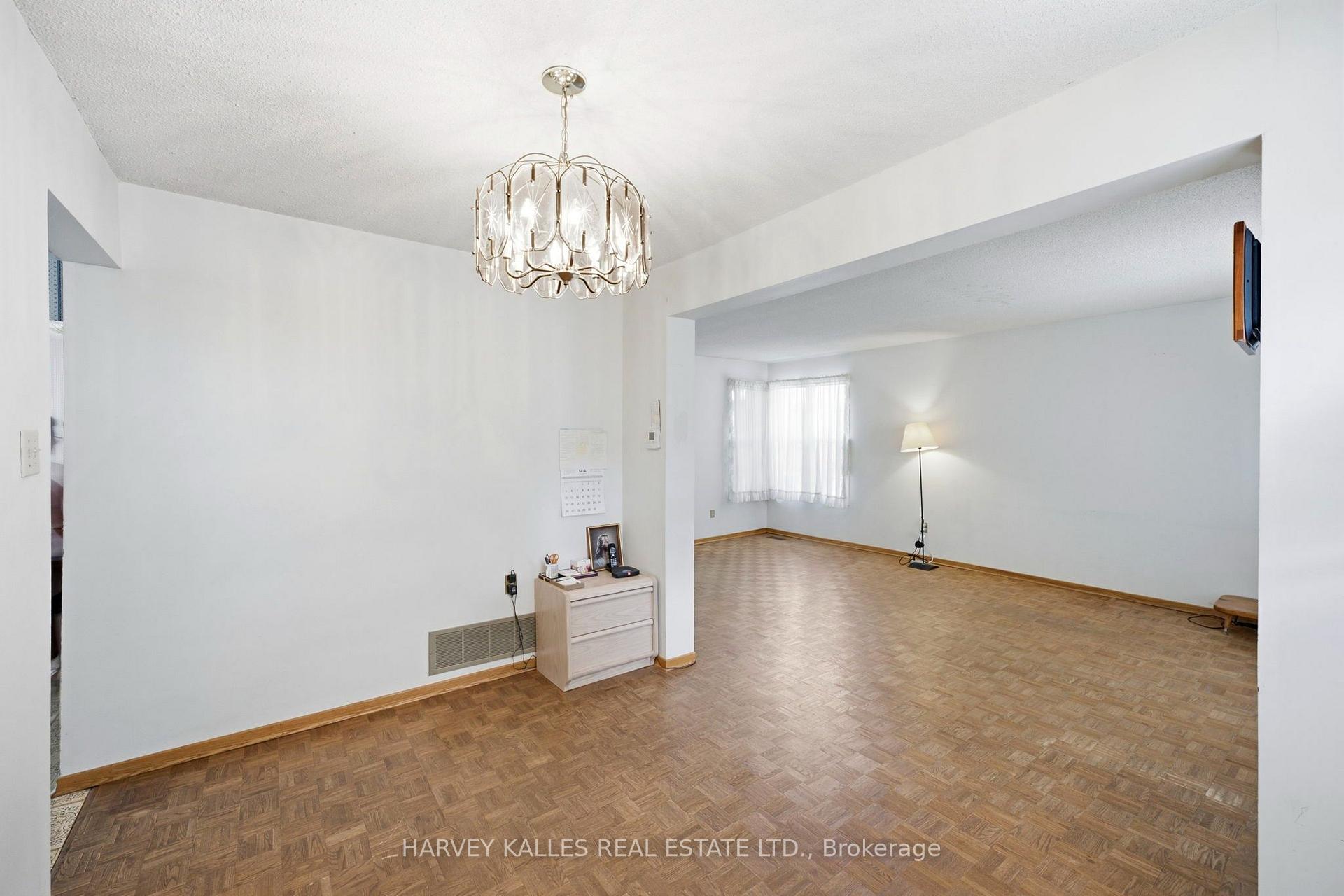 Photo 16 of 39 Newington Crescent, Etobicoke, Eringate-Centennial-West Deane — HOMEH
