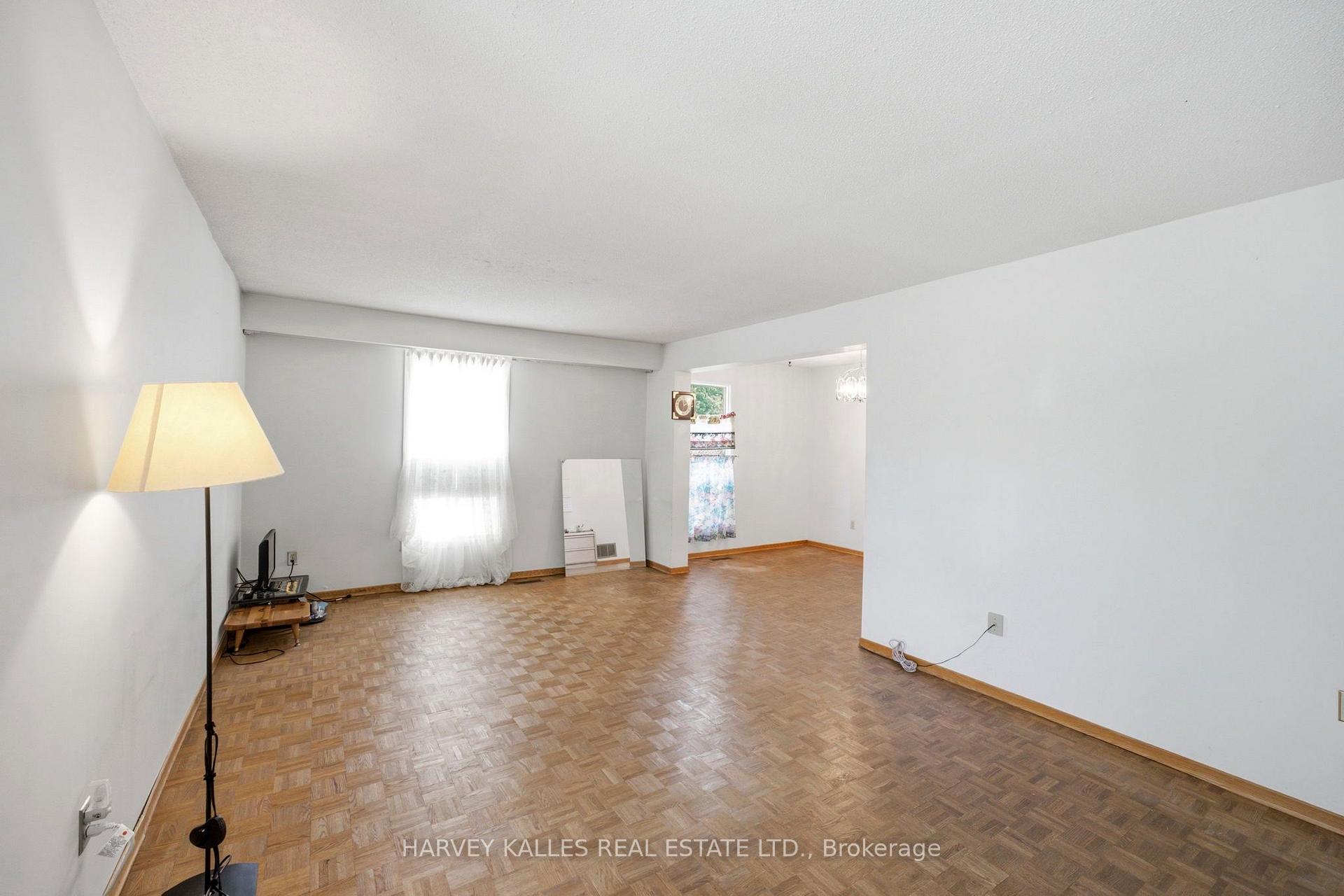 Photo 17 of 39 Newington Crescent, Etobicoke, Eringate-Centennial-West Deane — HOMEH