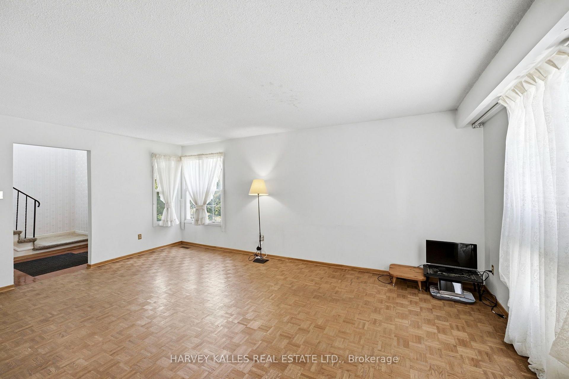 Photo 18 of 39 Newington Crescent, Etobicoke, Eringate-Centennial-West Deane — HOMEH