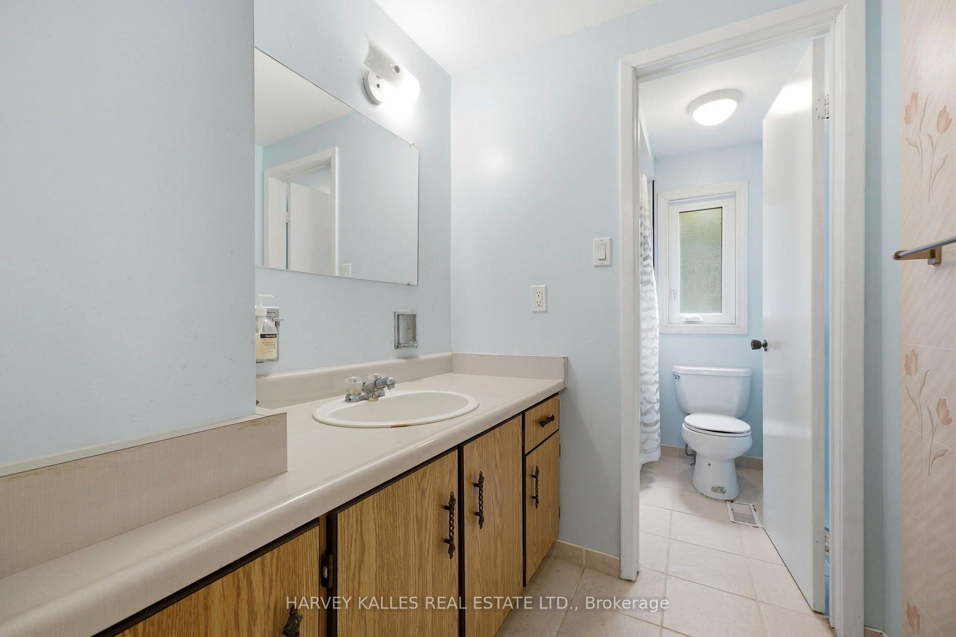 Photo 24 of 39 Newington Crescent, Etobicoke, Eringate-Centennial-West Deane — HOMEH