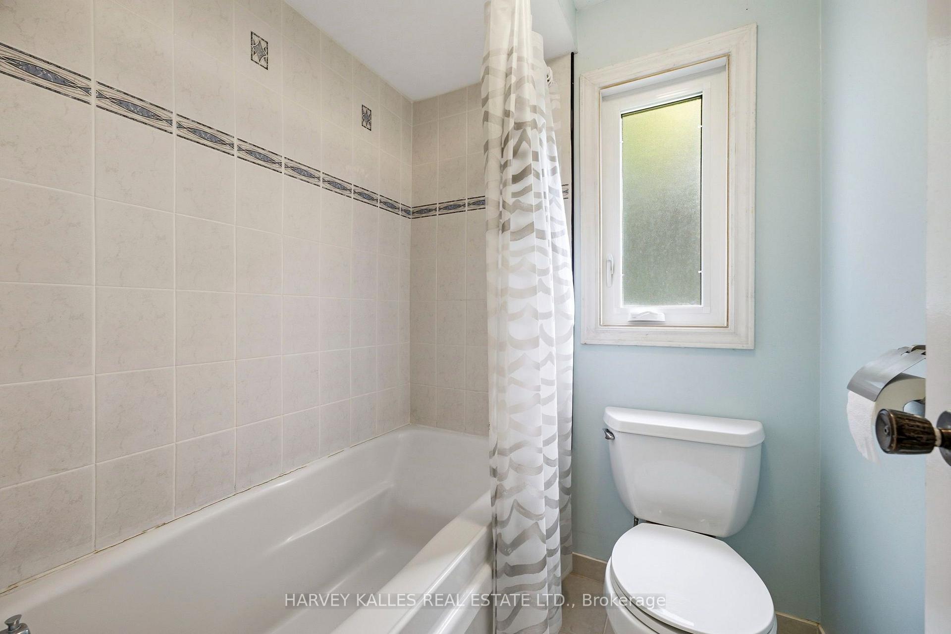 Photo 25 of 39 Newington Crescent, Etobicoke, Eringate-Centennial-West Deane — HOMEH