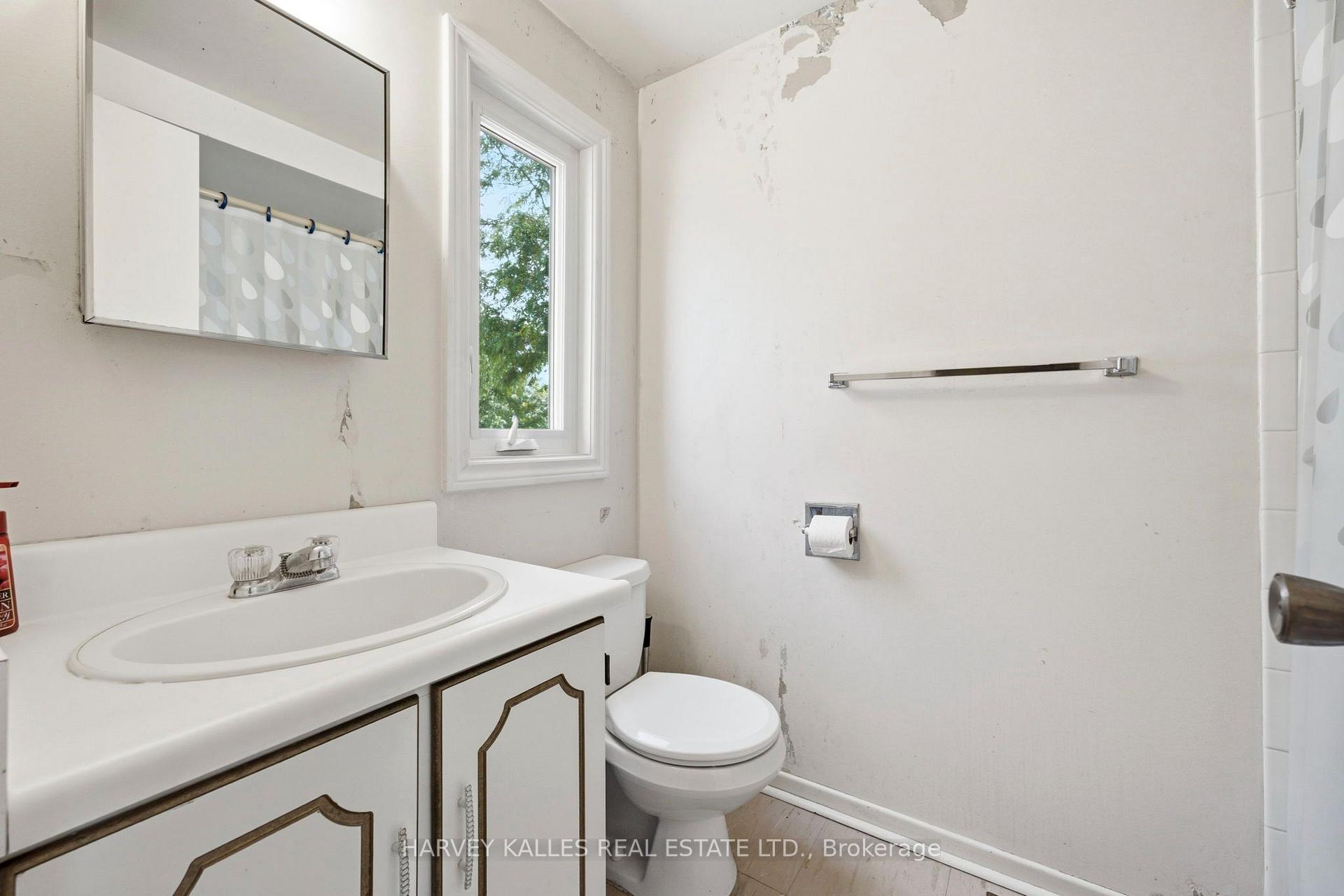 Photo 28 of 39 Newington Crescent, Etobicoke, Eringate-Centennial-West Deane — HOMEH