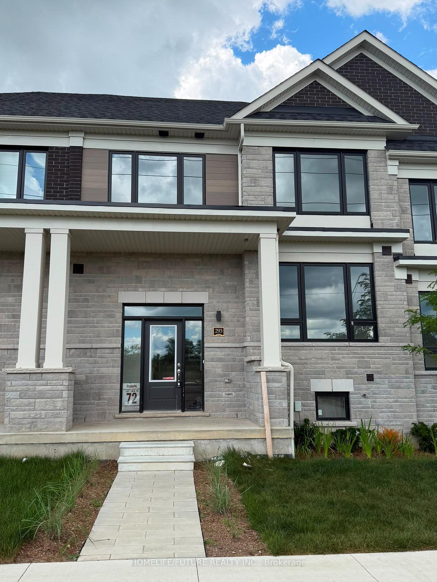 Front of 293 Lindsay Street N