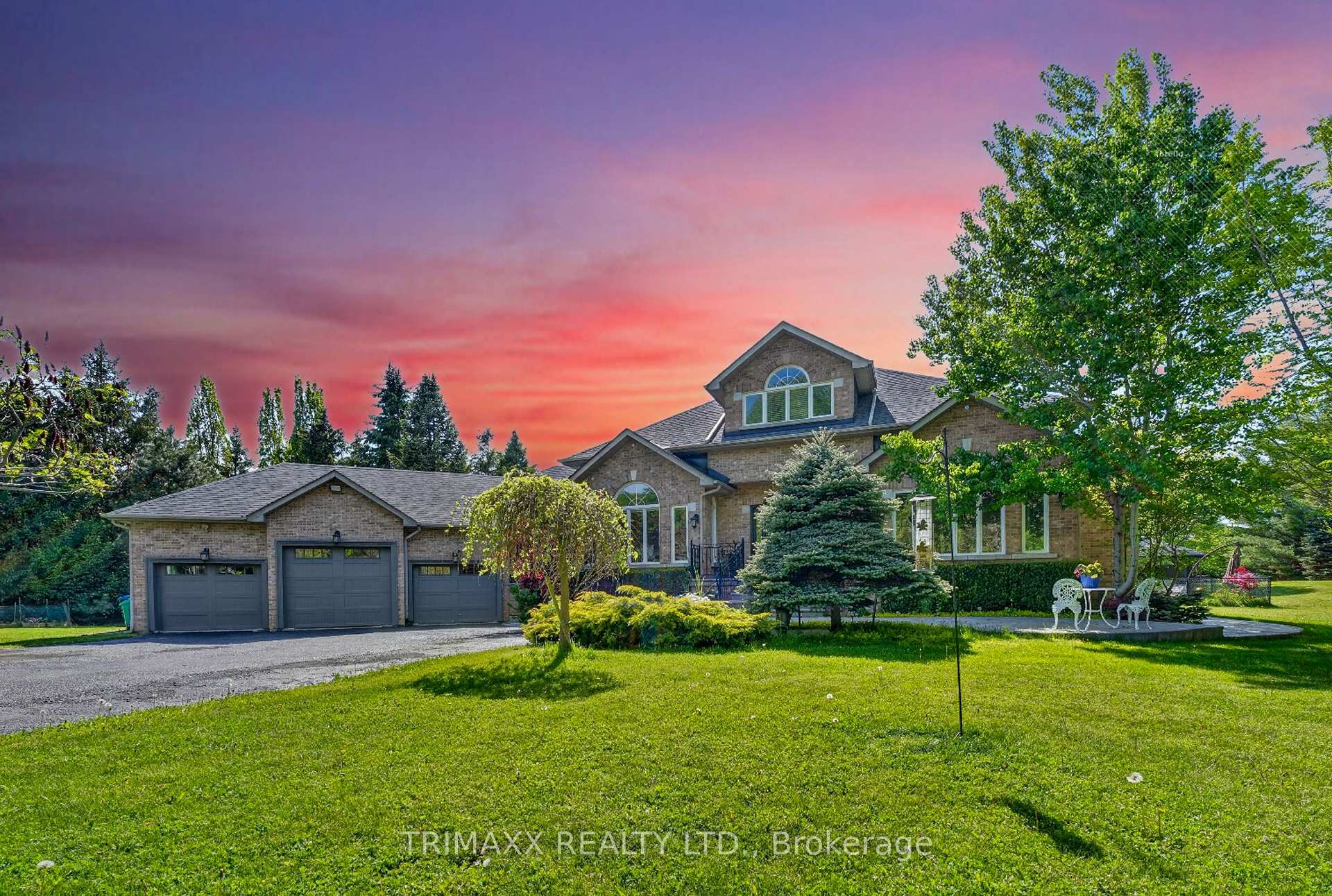 Photo 3 of 18 Walton Drive, Caledon, Palgrave — HOMEH