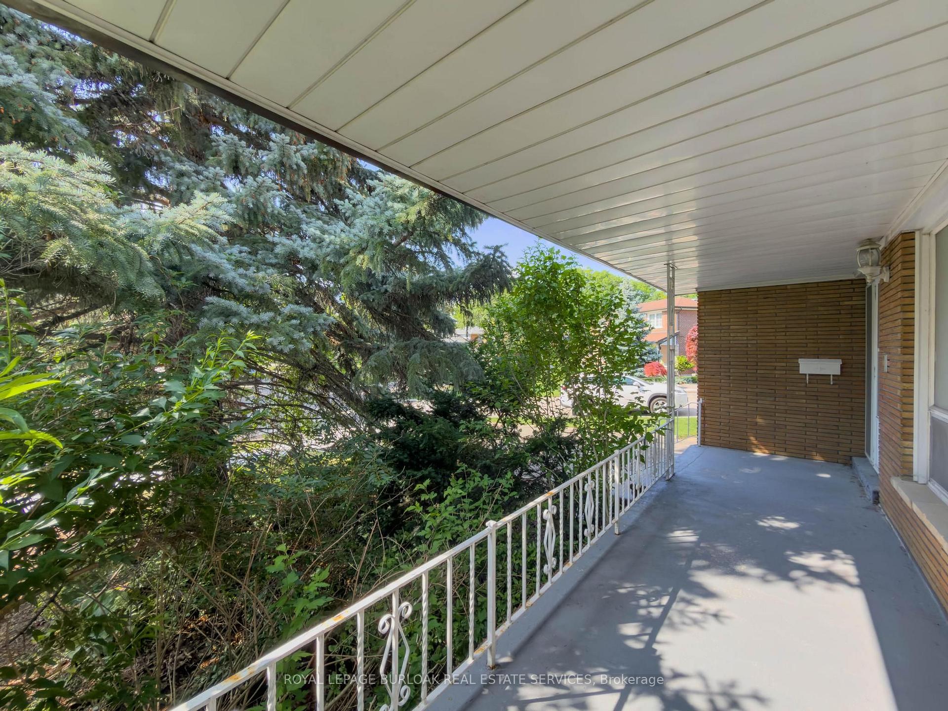 Photo 4 of 3577 Bluestream Crescent, Mississauga, Applewood — HOMEH