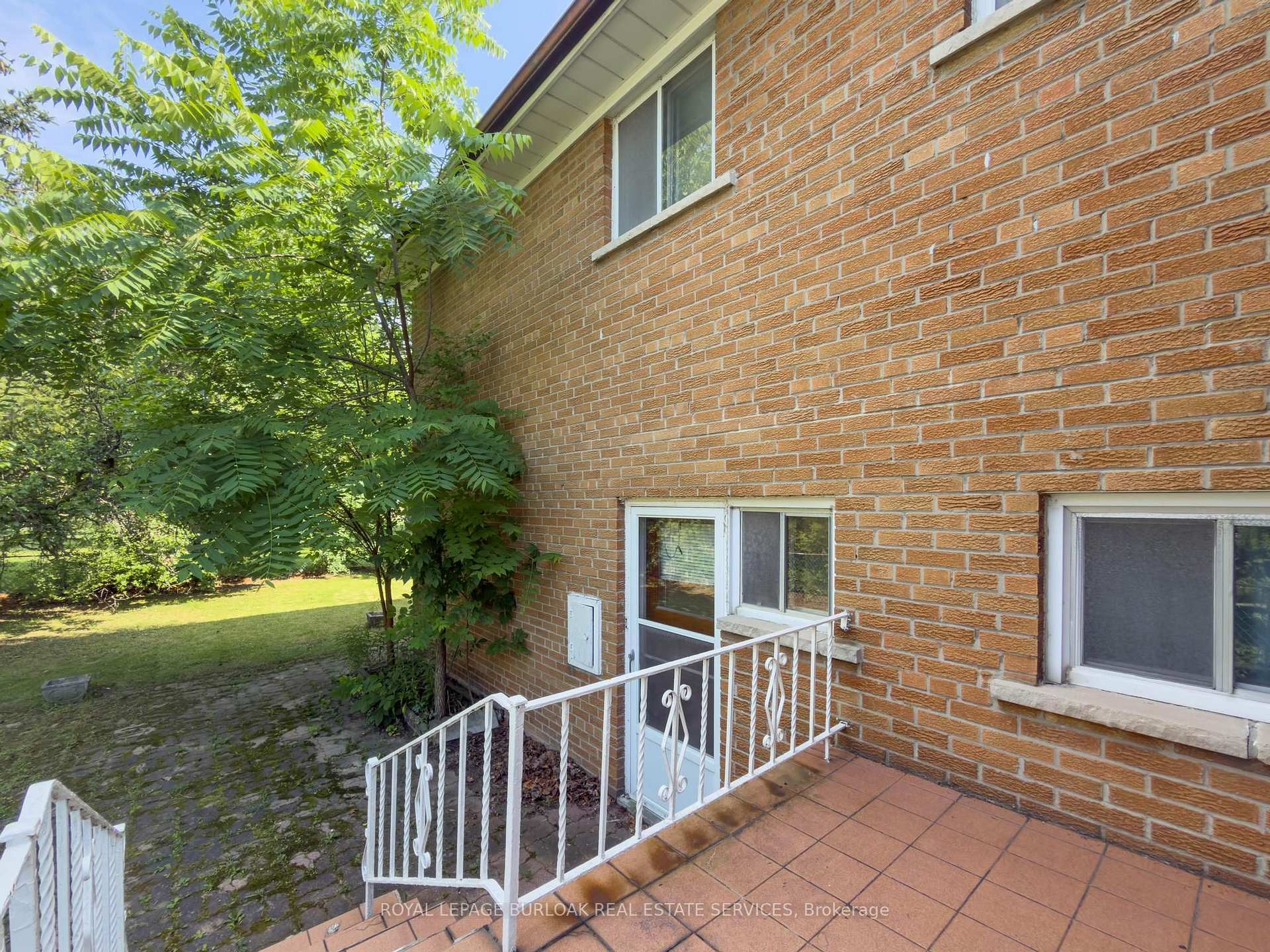 Photo 5 of 3577 Bluestream Crescent, Mississauga, Applewood — HOMEH
