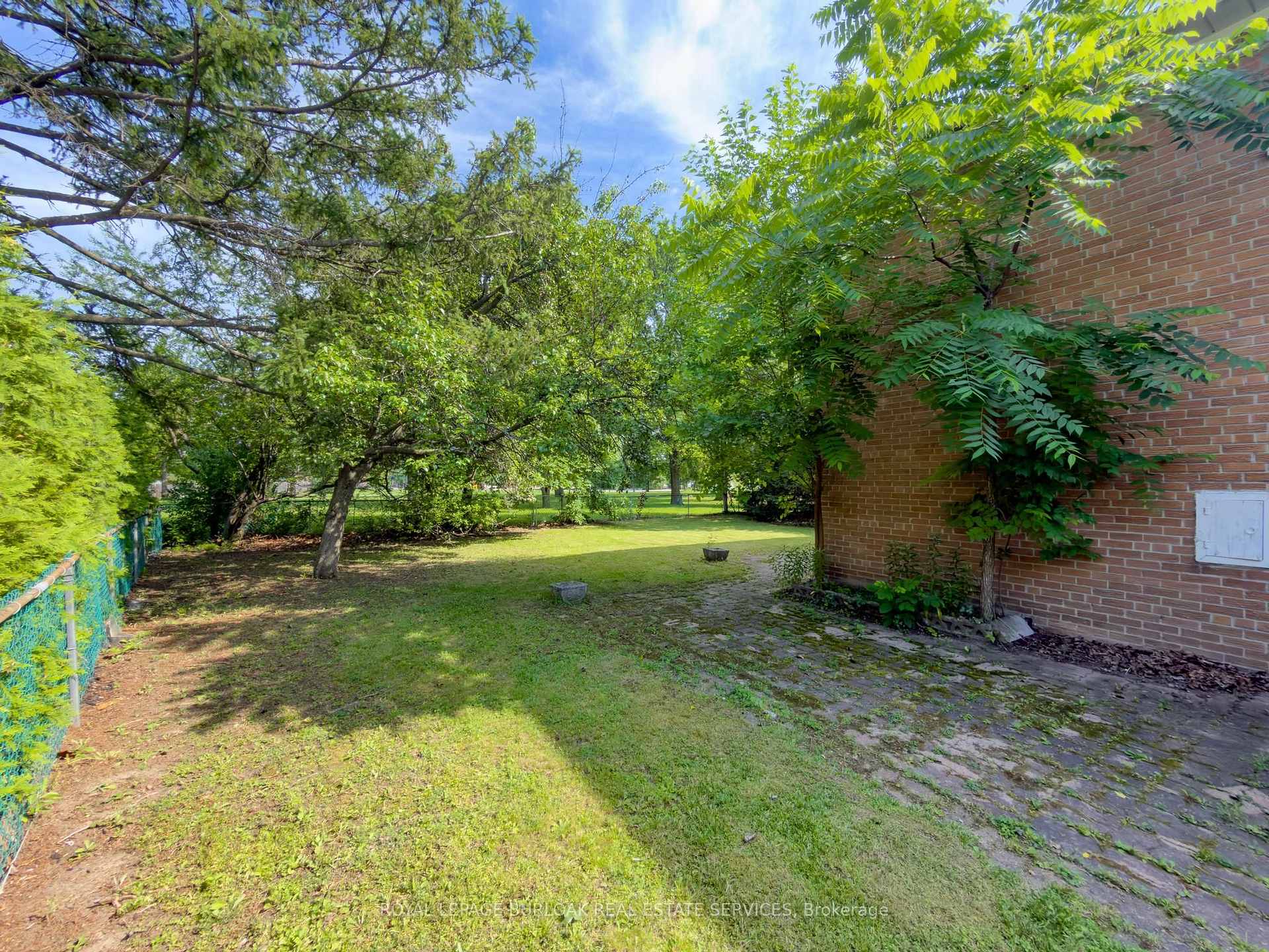 Photo 7 of 3577 Bluestream Crescent, Mississauga, Applewood — HOMEH
