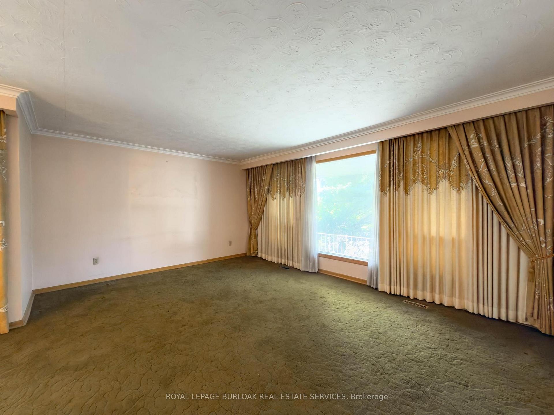 Photo 10 of 3577 Bluestream Crescent, Mississauga, Applewood — HOMEH