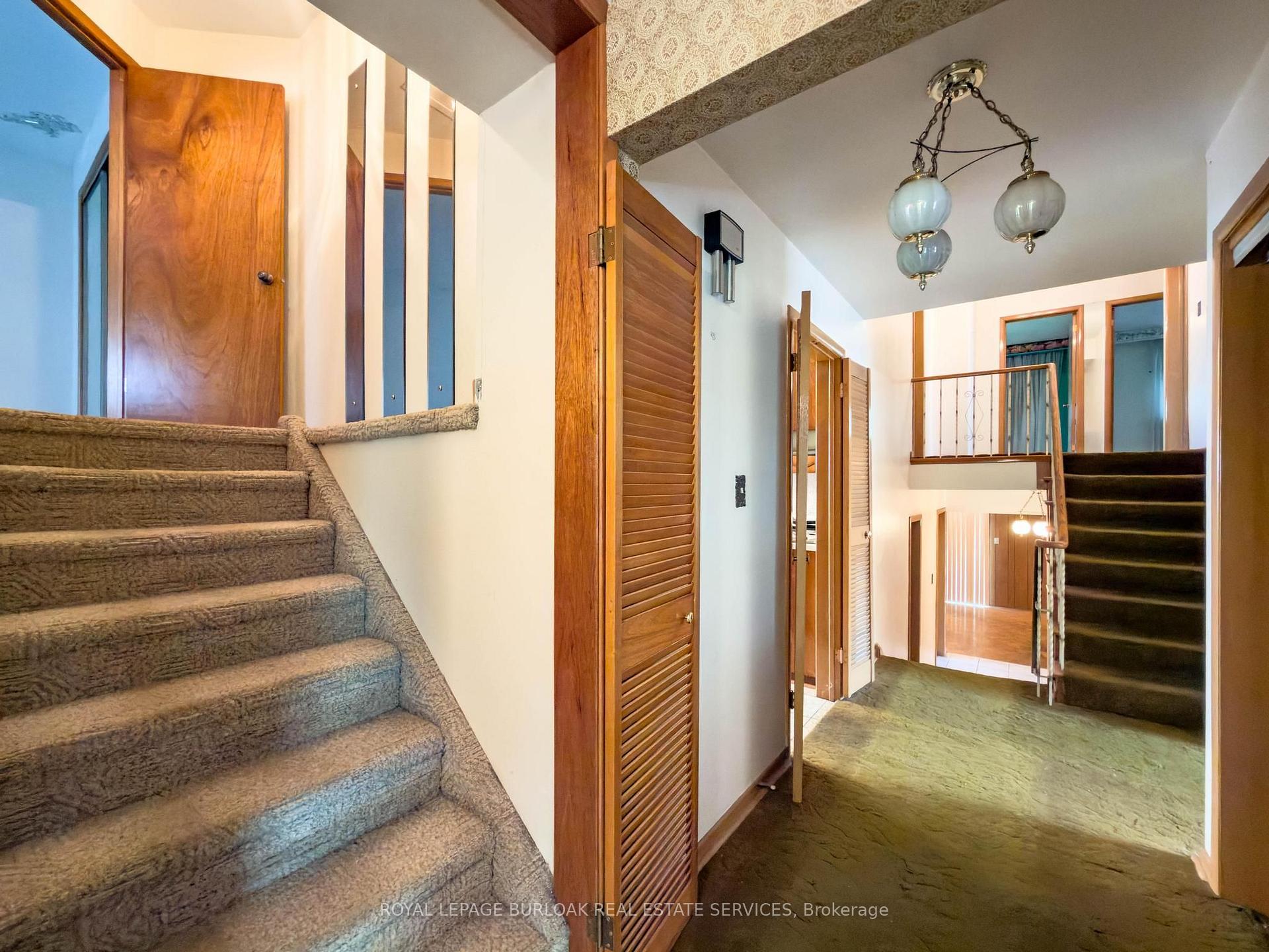 Photo 16 of 3577 Bluestream Crescent, Mississauga, Applewood — HOMEH
