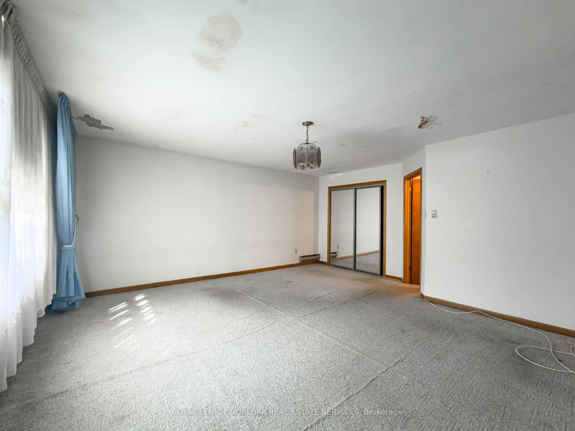 Photo 18 of 3577 Bluestream Crescent, Mississauga, Applewood — HOMEH