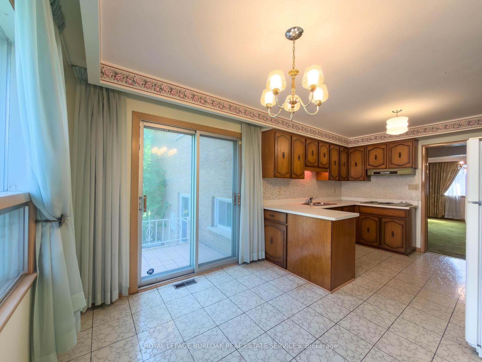 Photo 19 of 3577 Bluestream Crescent, Mississauga, Applewood — HOMEH